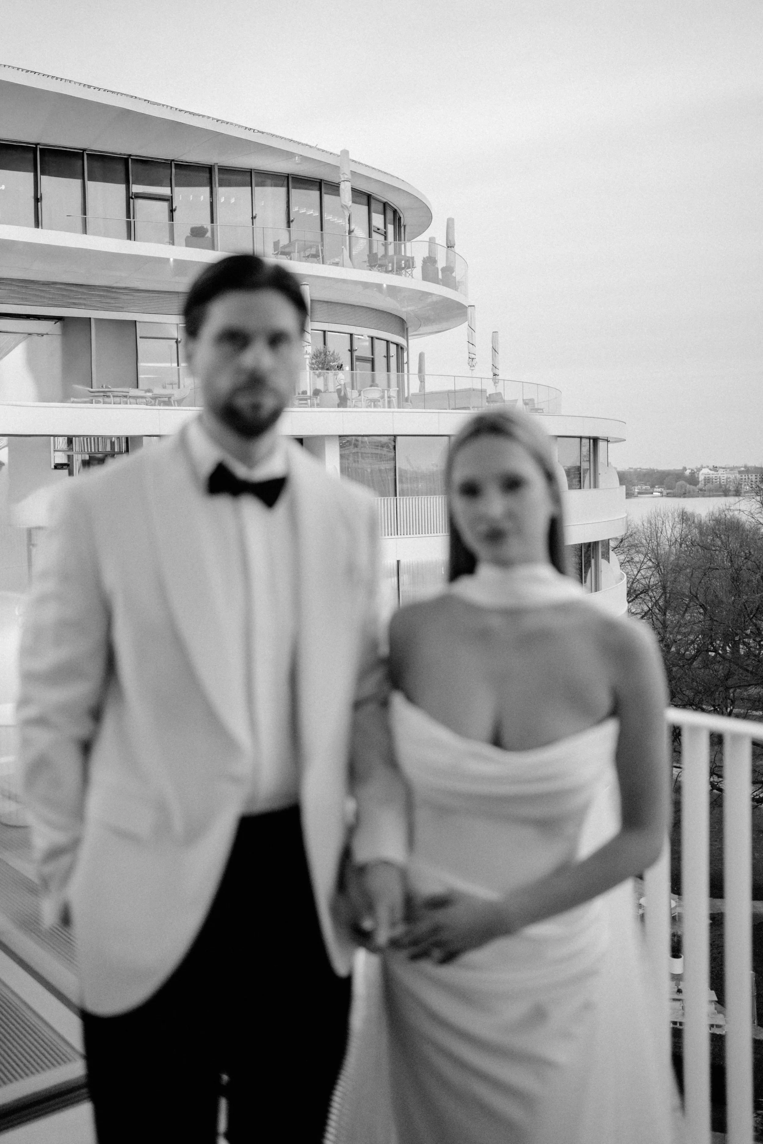 Brautpaar auf dem Balkon des The Fontenay in Hamburg