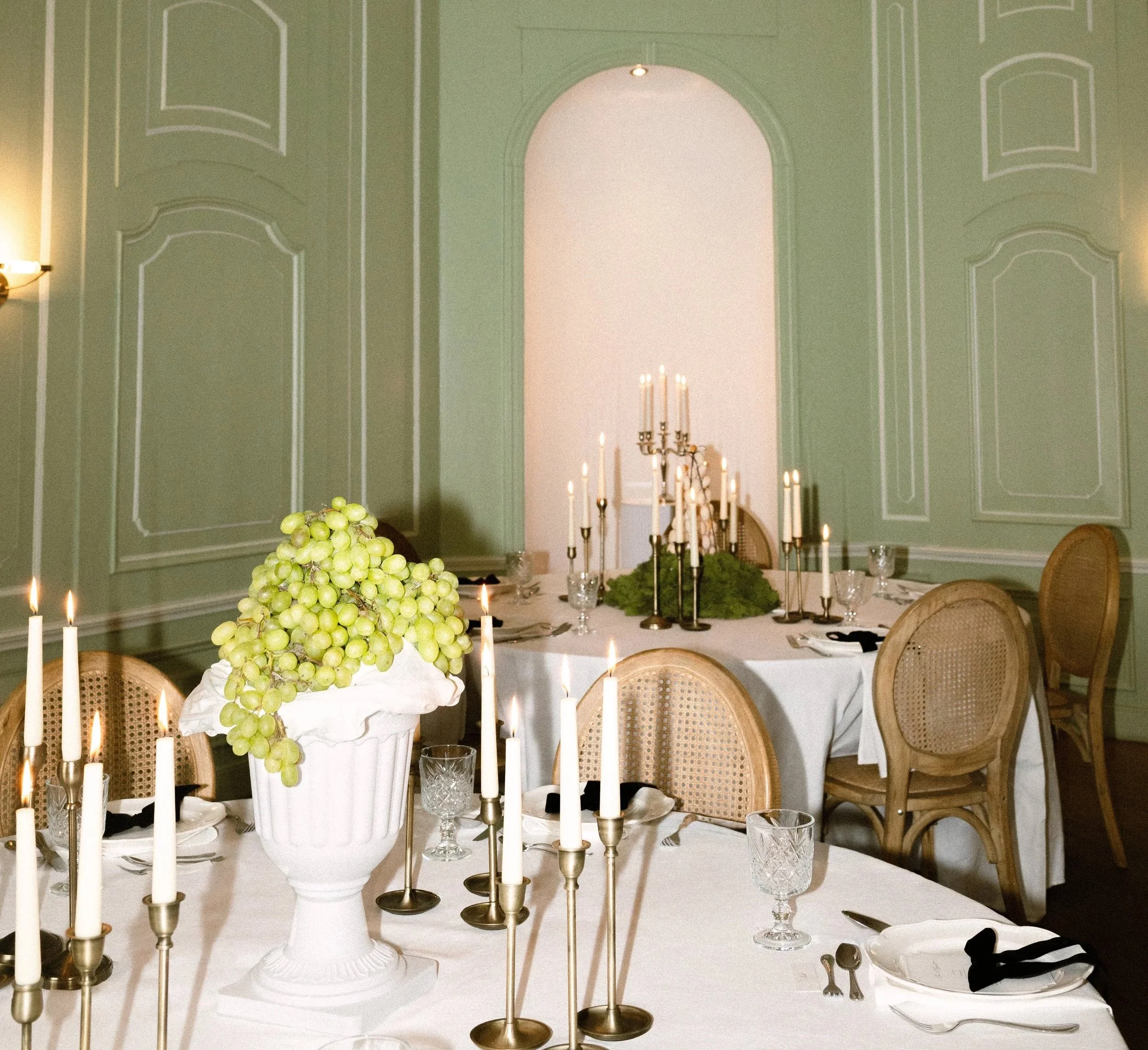 Gedeckter Tisch, Schlossgut Groß Schwansee, elegante Hochzeitsdekoration