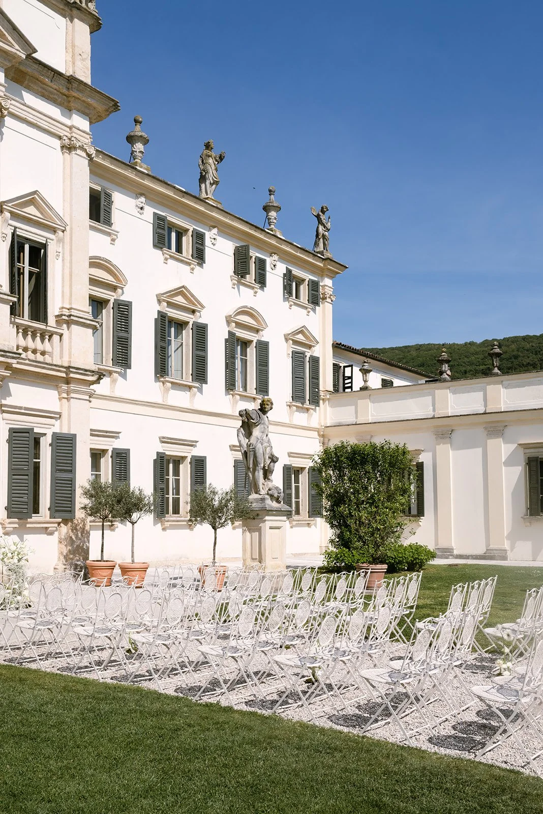 Stuhlreihen im Garten einer Villa in Norditalien, aufgebaut für eine freie Trauung