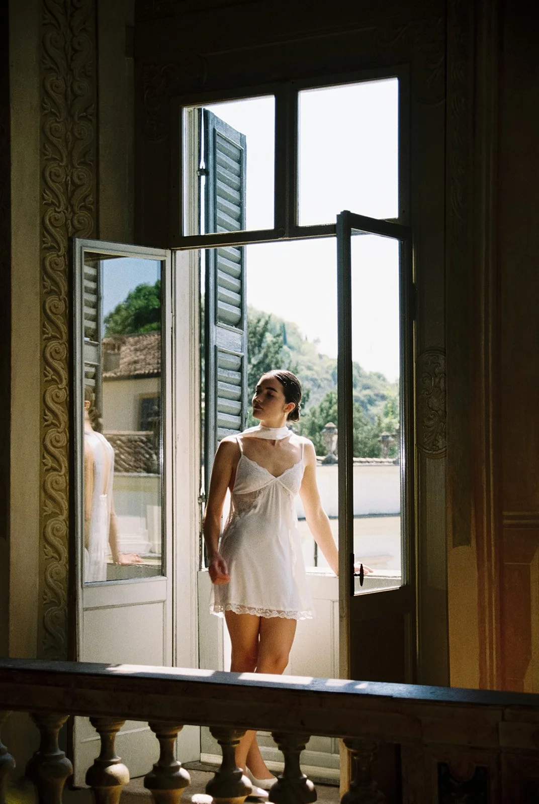 Braut im Spiegel am Fenster der Villa