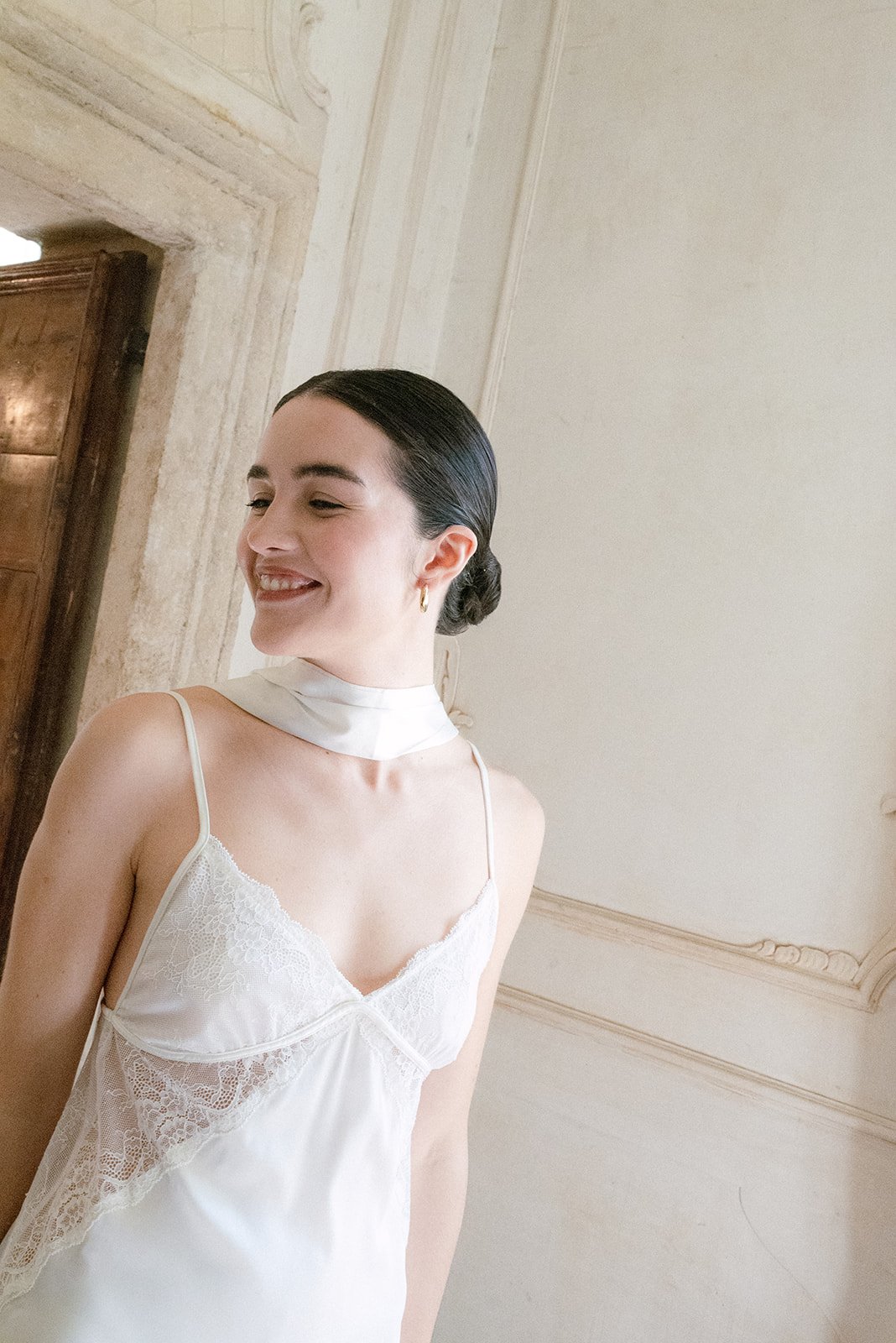 Braut im Seidenkleid mit Chokerband