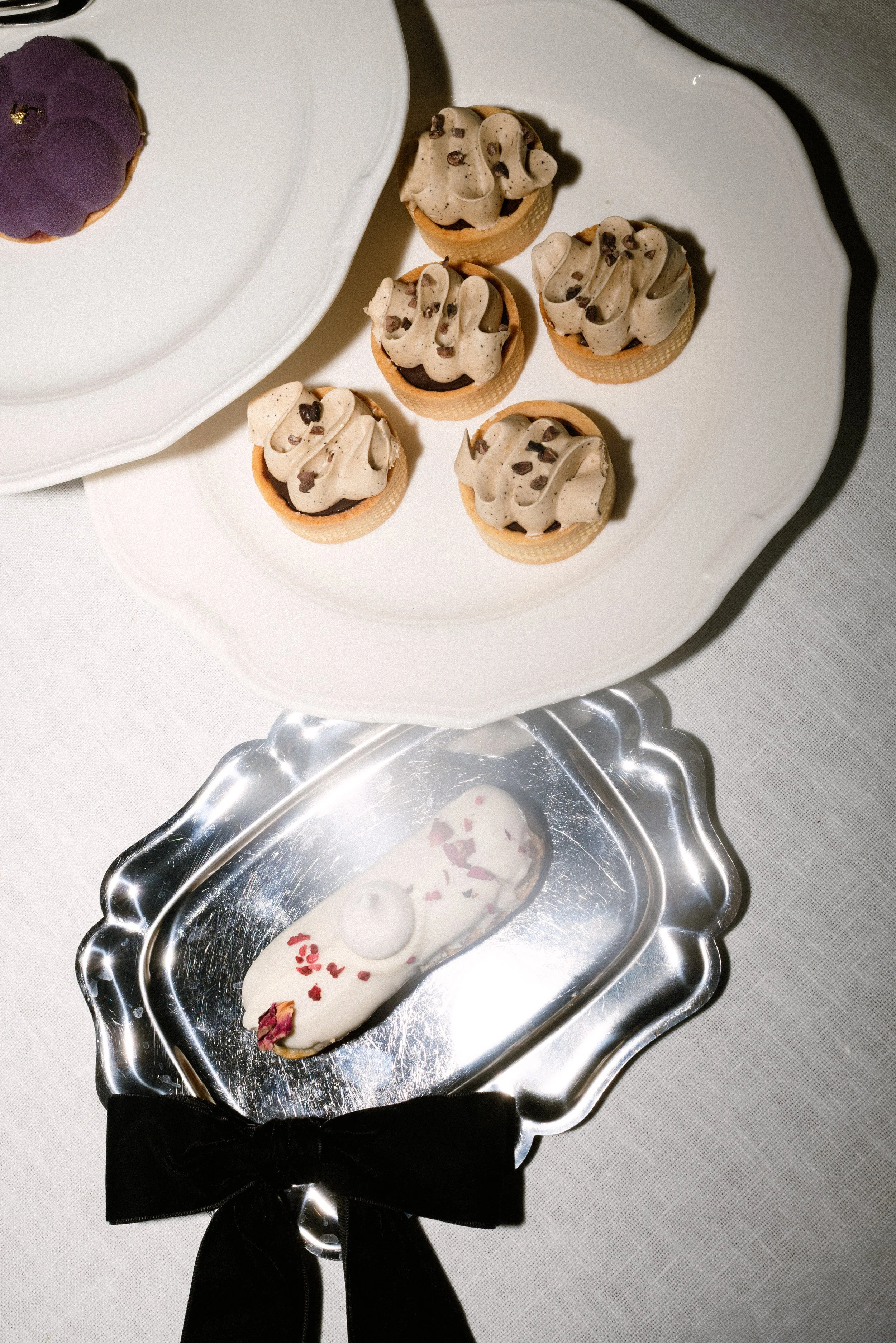 Dessert auf Silbertablett mit schwarzer Samtschleife