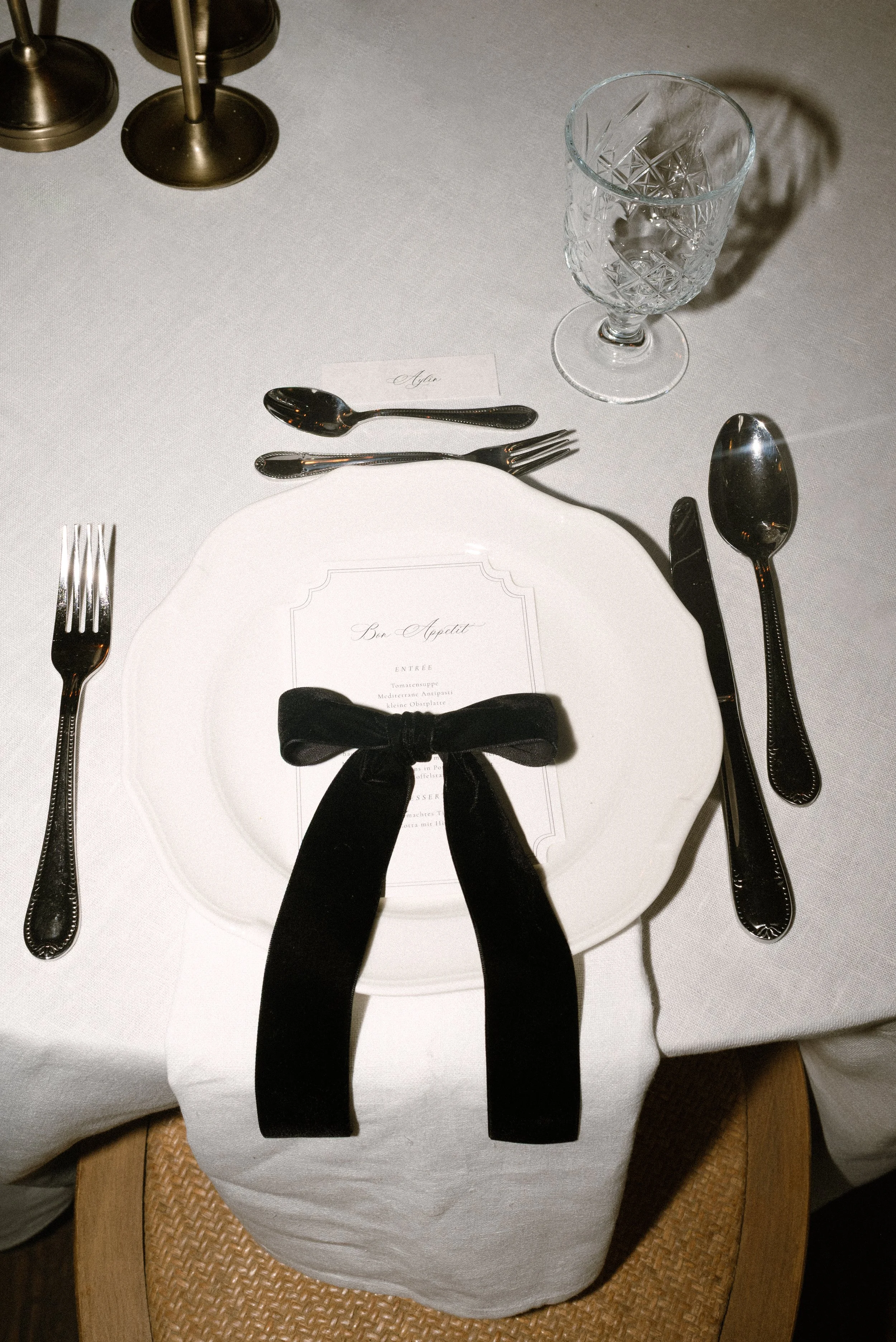 Gedeck mit schwarzer Samtschleife und Platzkarte
