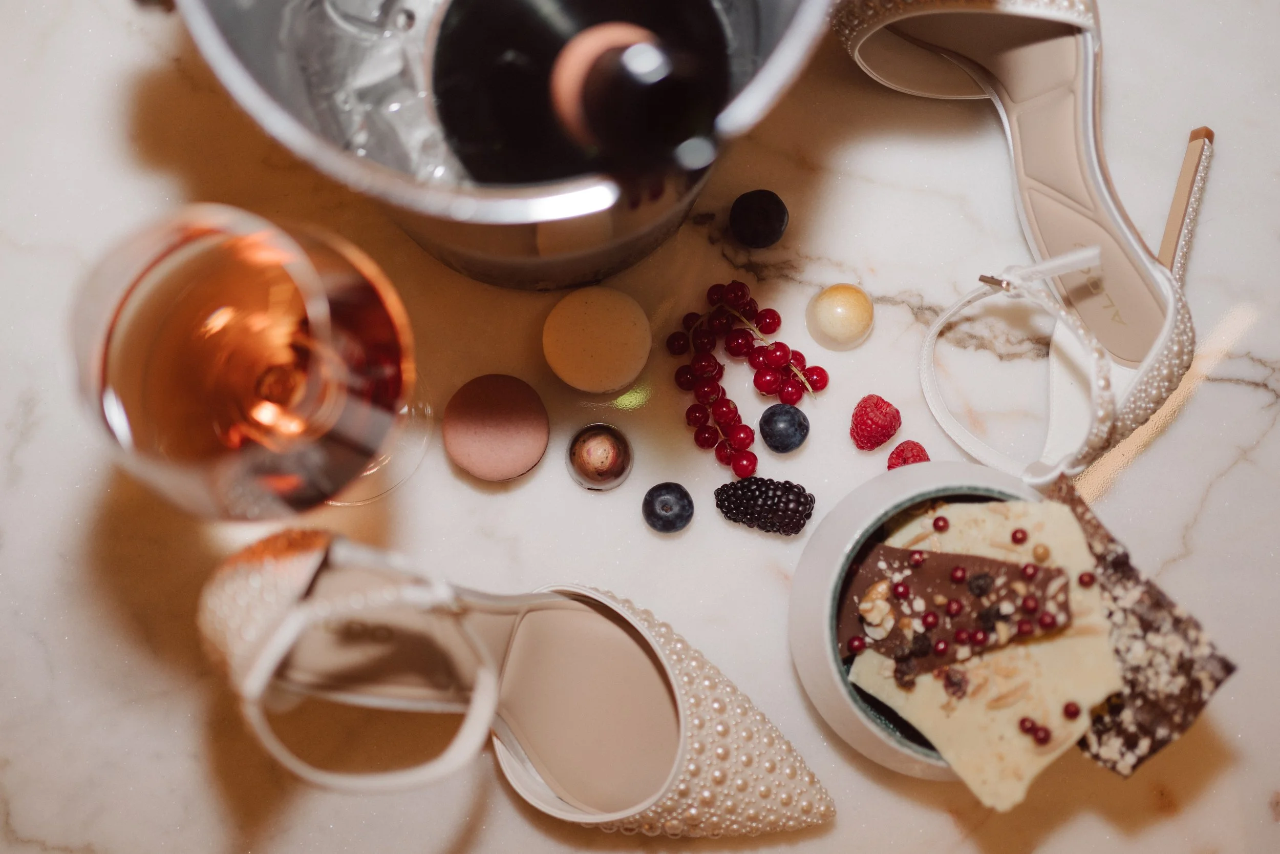 Frühstück, Brautschuhe und Schmuck von oben fotografiert