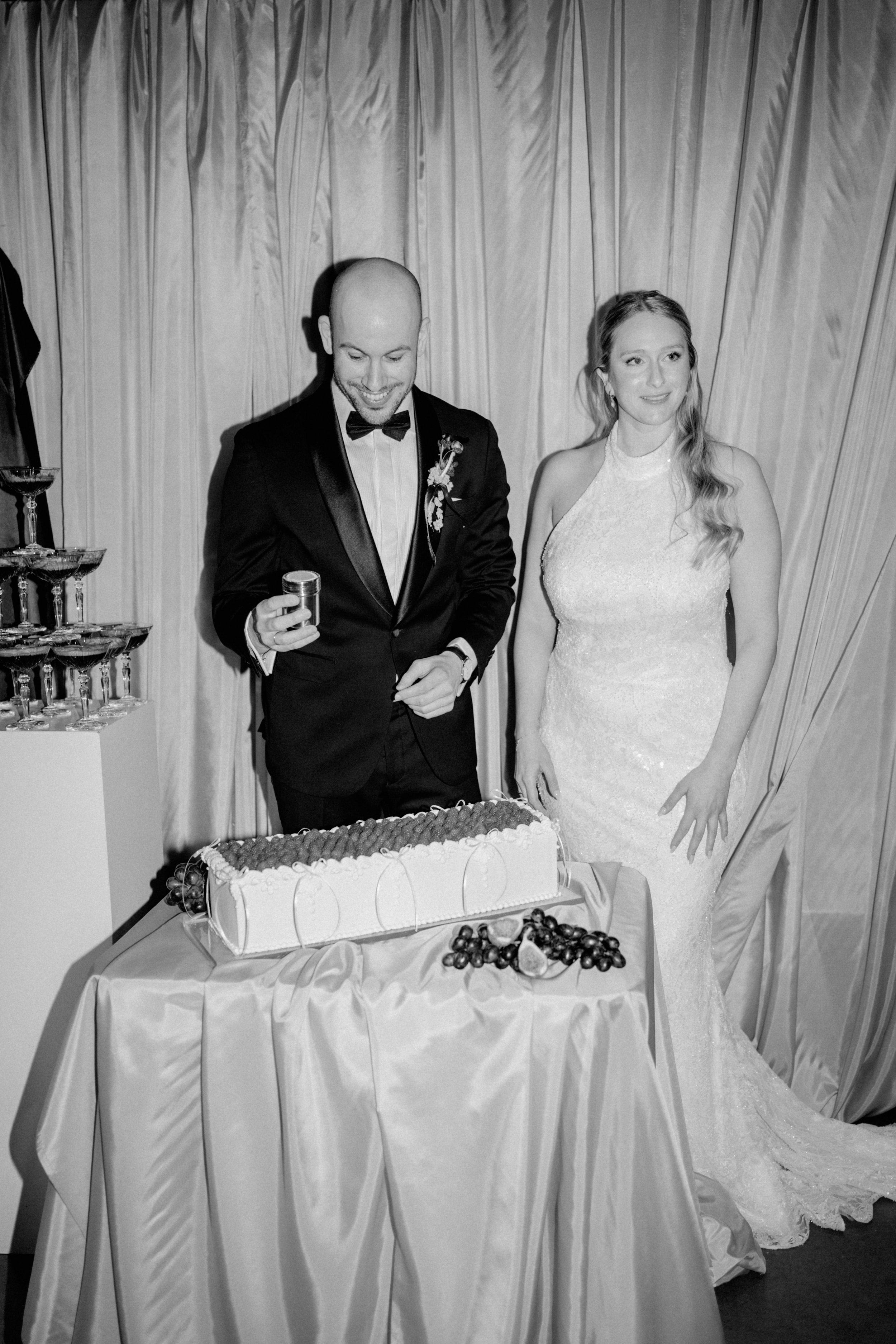 Brautpaar beim Anschneiden der Hochzeitstorte