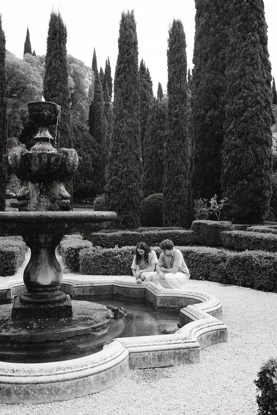 Brunnen und Zypressen im Park der Villa Mosconi Bertani