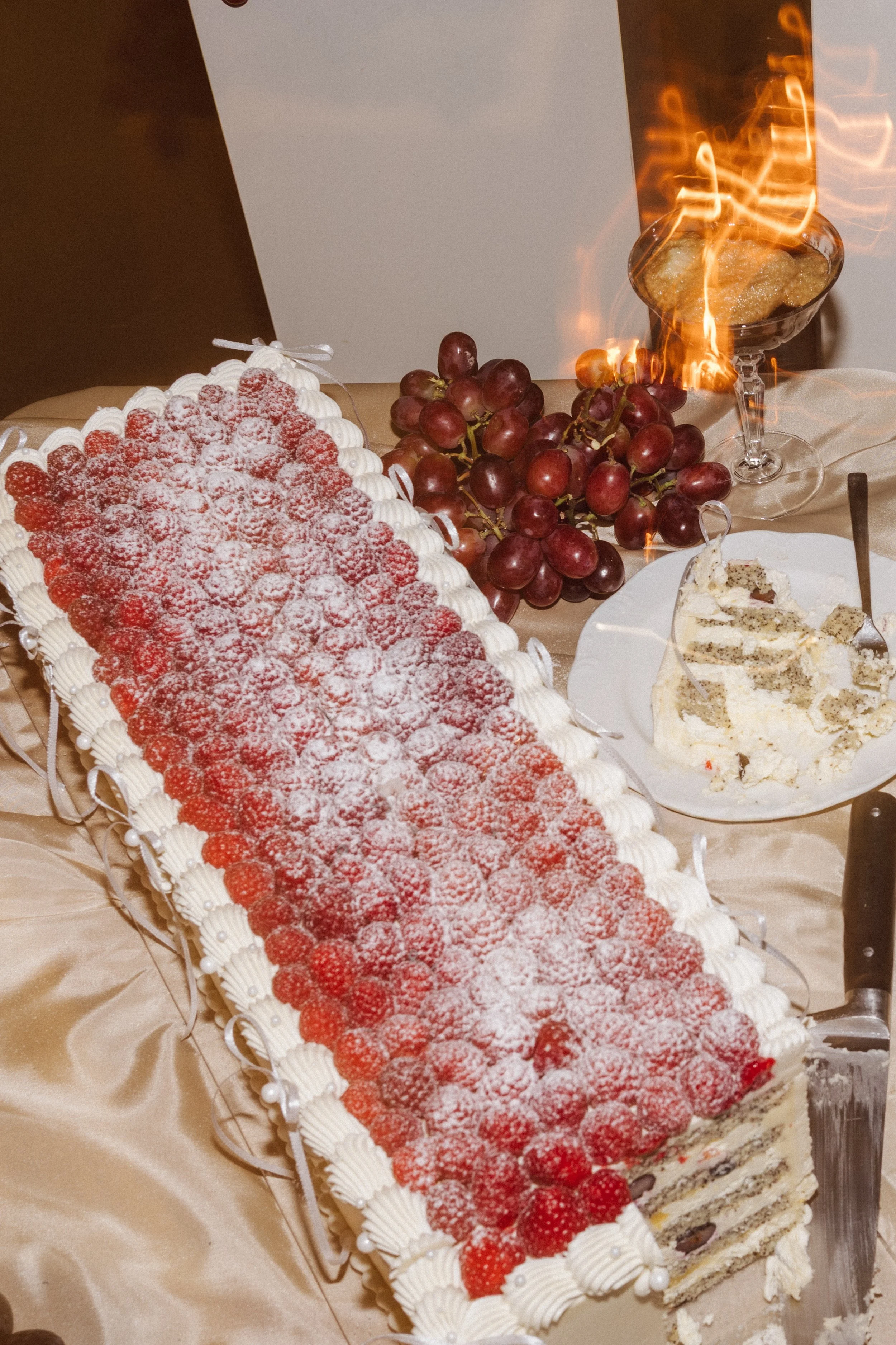 Hochzeitstorte mit roten Beeren auf dem Dessertbuffet