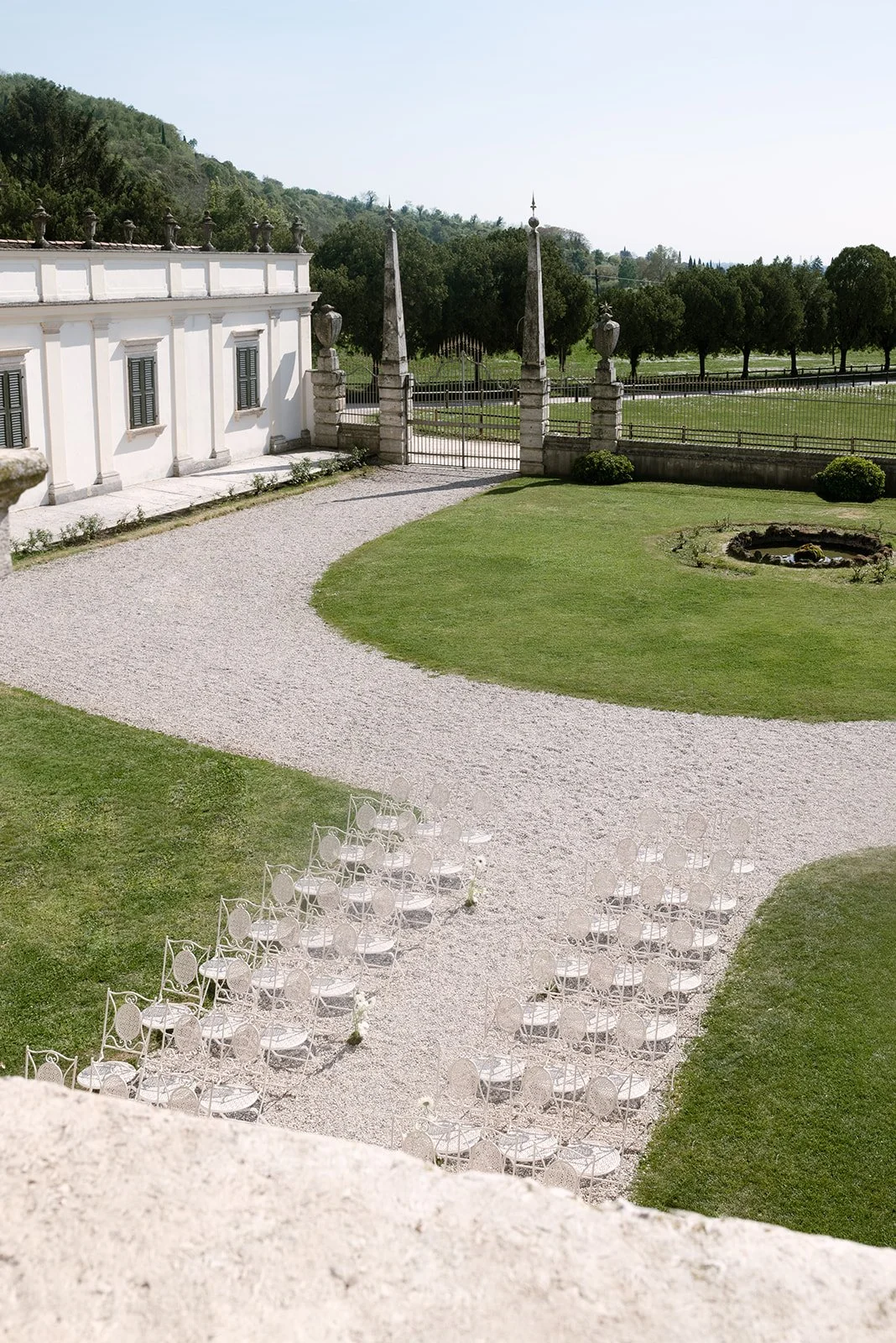 Garten der Villa Mosconi Bertani mit Kiesweg und Stuhlreihen