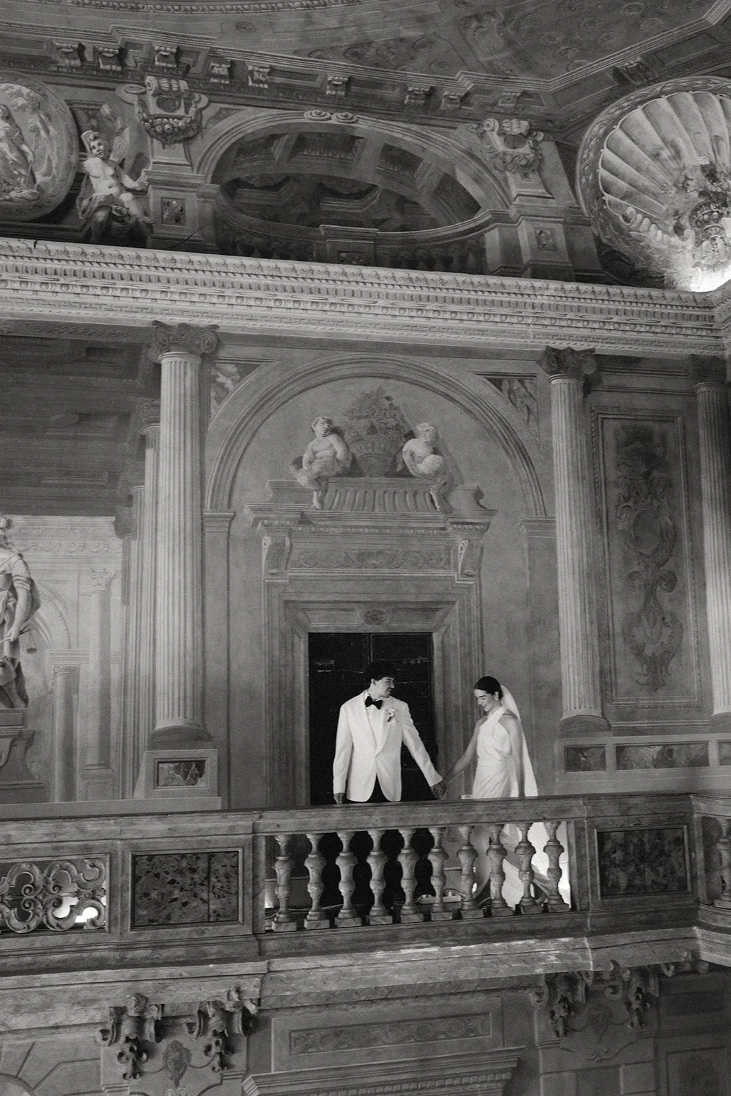 Brautpaar auf der Galerie des Freskensaals der Villa