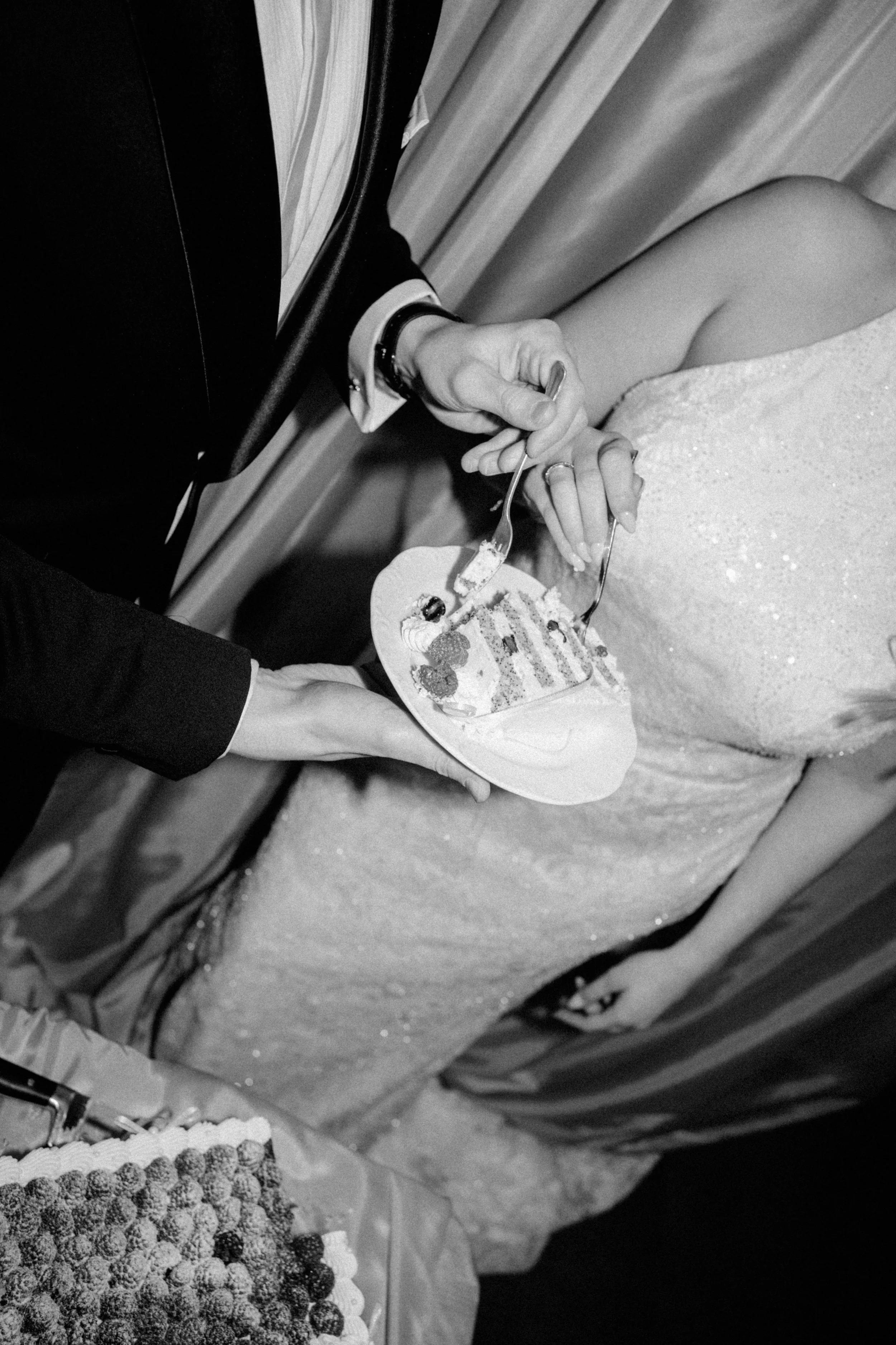 Nahaufnahme vom Anschneiden der Hochzeitstorte