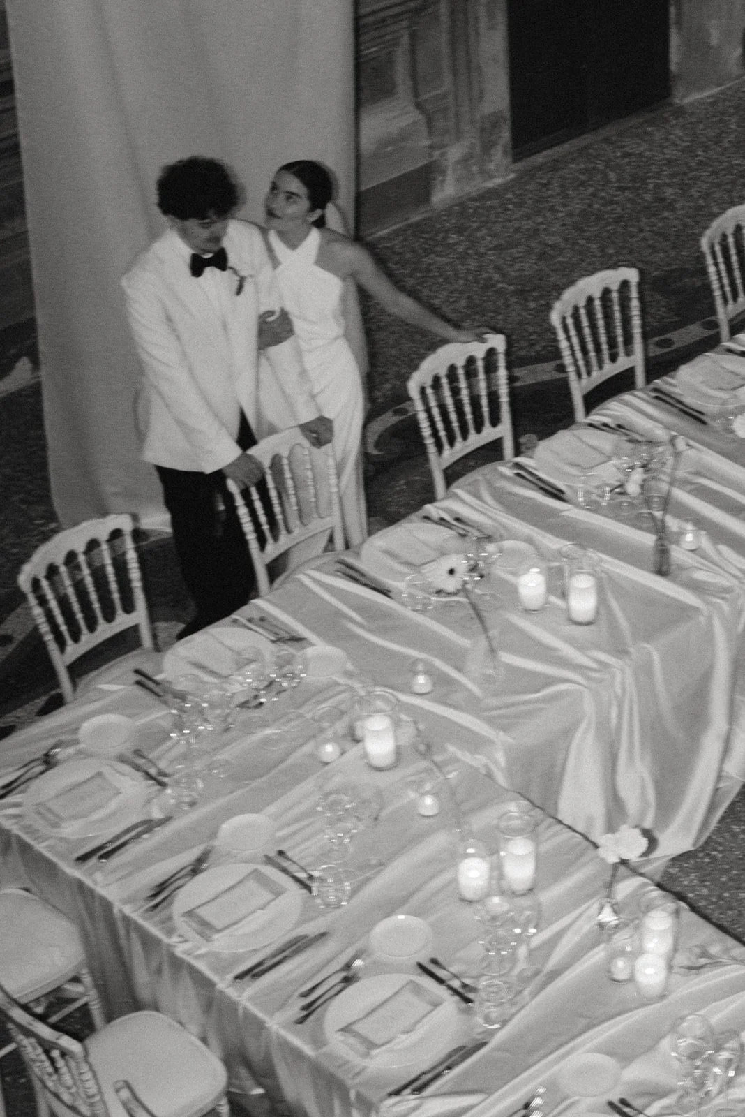 Lange Hochzeitstafel mit Gästen