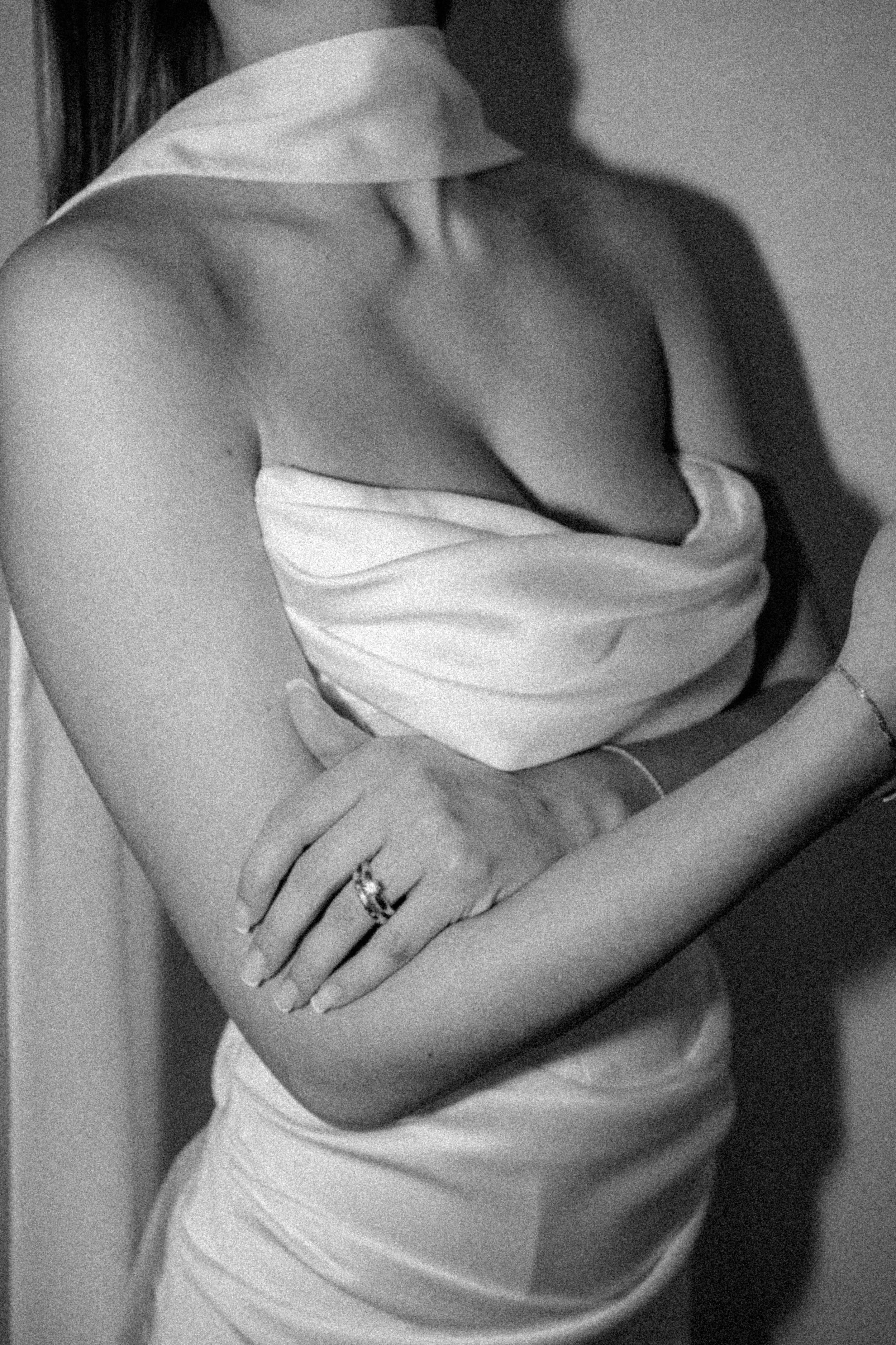 Detail des Seidenkleids mit Ring an der Hand der Braut
