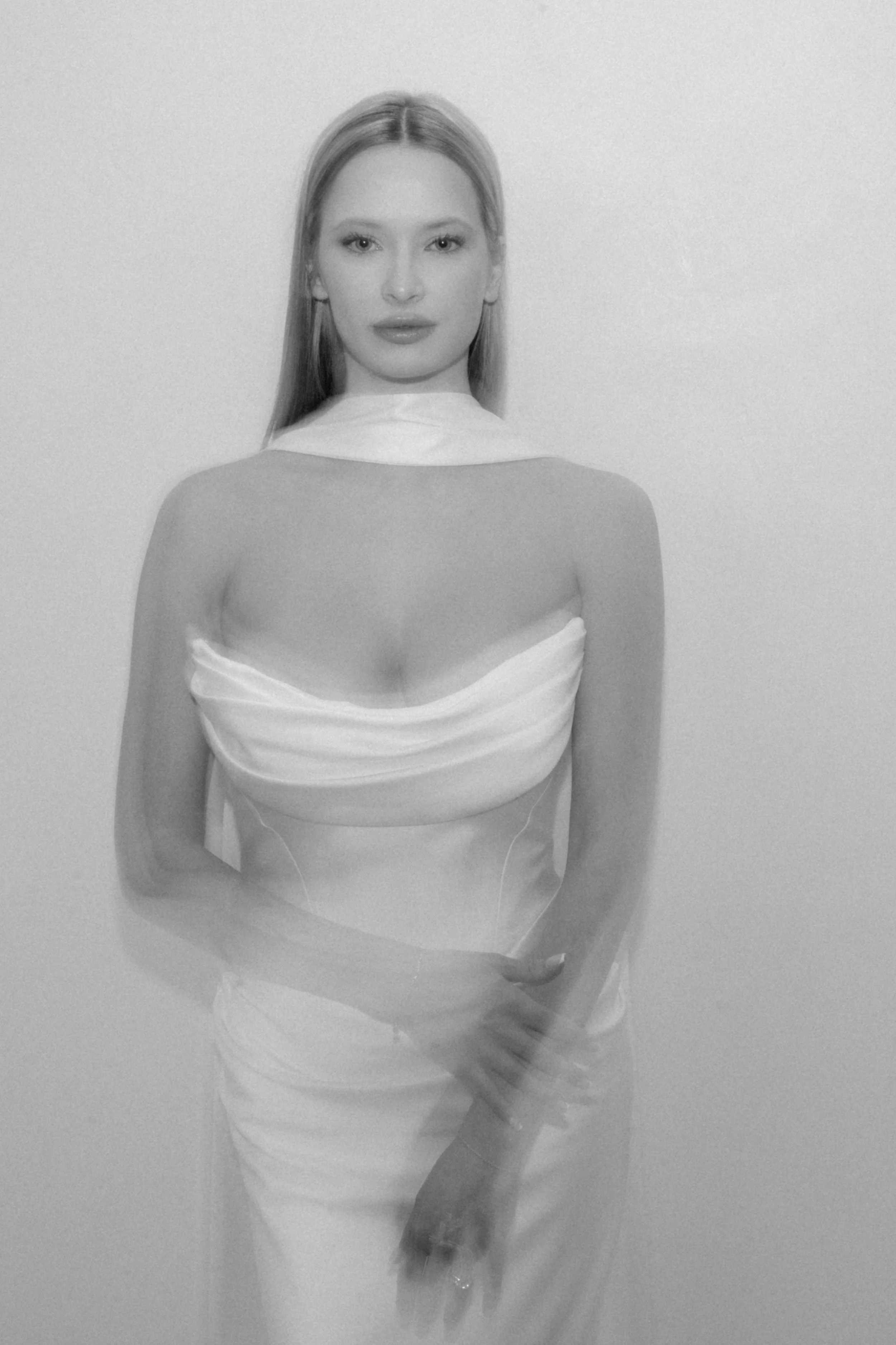 Braut im Seidenkleid mit Chokerausschnitt