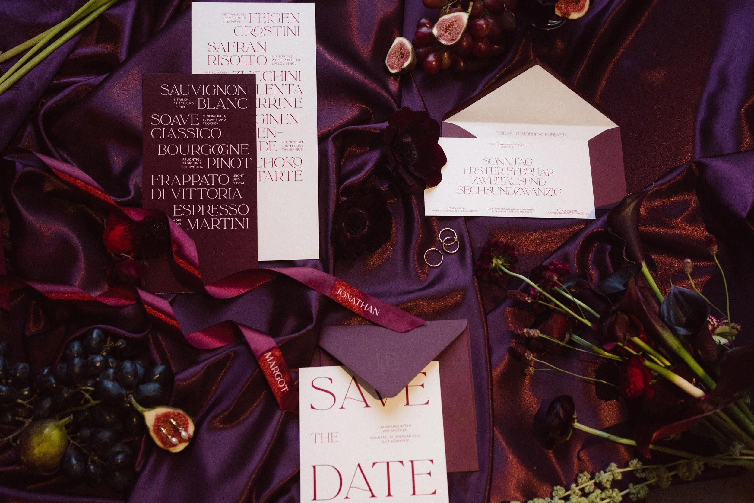Papeterie in Weinrot mit Save the Date, Menükarte und Weinkarte