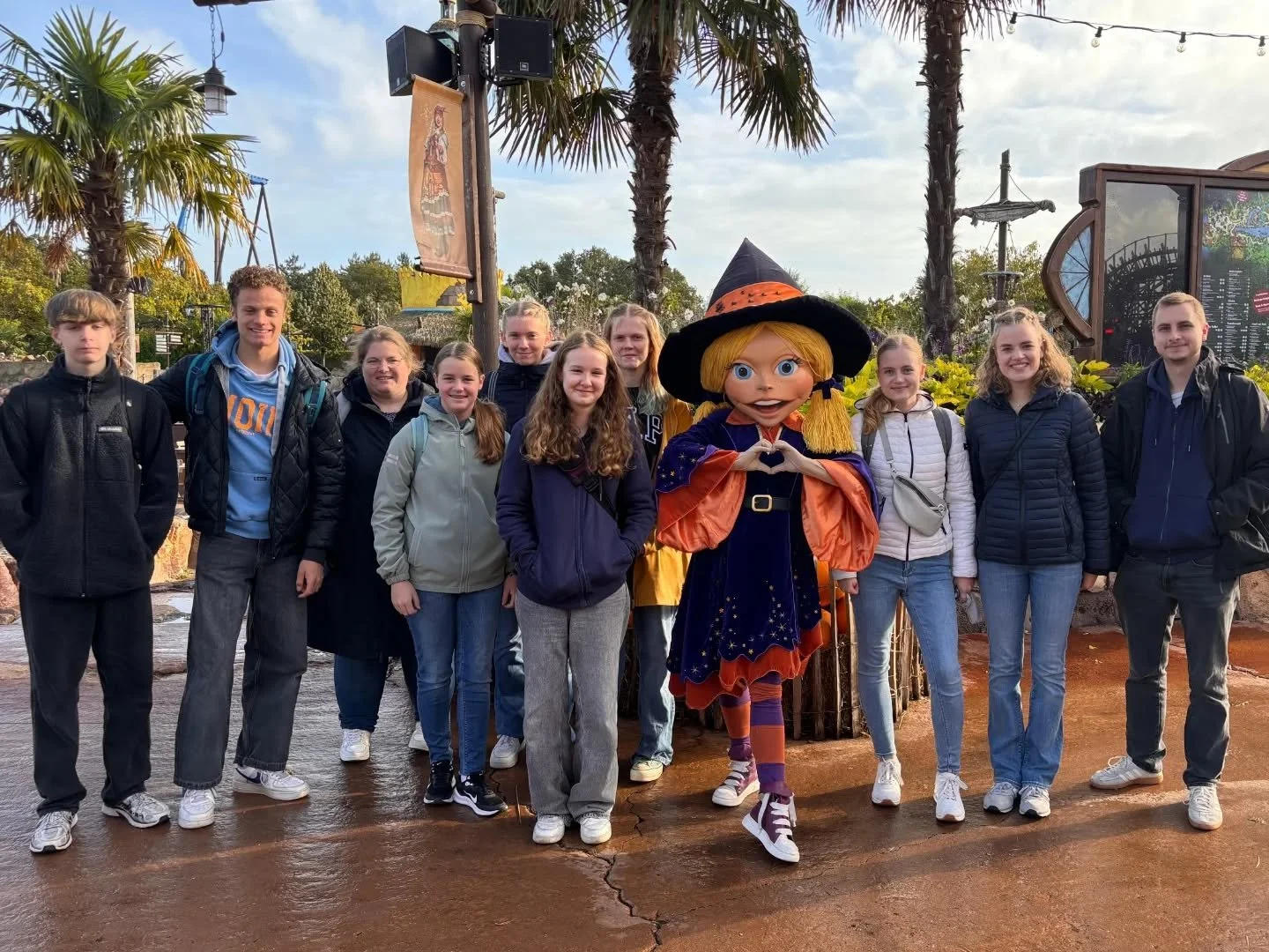 Heute hat die Jugend unseres Vereins einen Ausflug ins Toverland gemacht 🎢🎠🎡