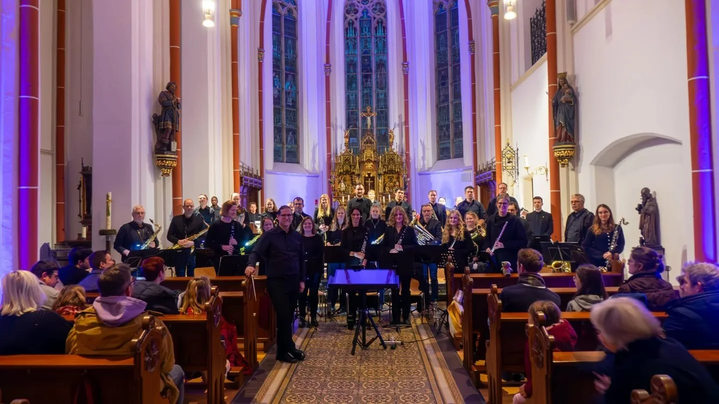 Es liegt ein fantastisches Konzertwochenende hinter uns. Am Samstag gemeinsam mit der Chorgemeinschaft Hartefeld-Pont in der Kirche in Hartefeld und am Sonntag haben wir als Orchester das Programm in der Kirche in Pont zum klingen gebracht. 

N&auml;