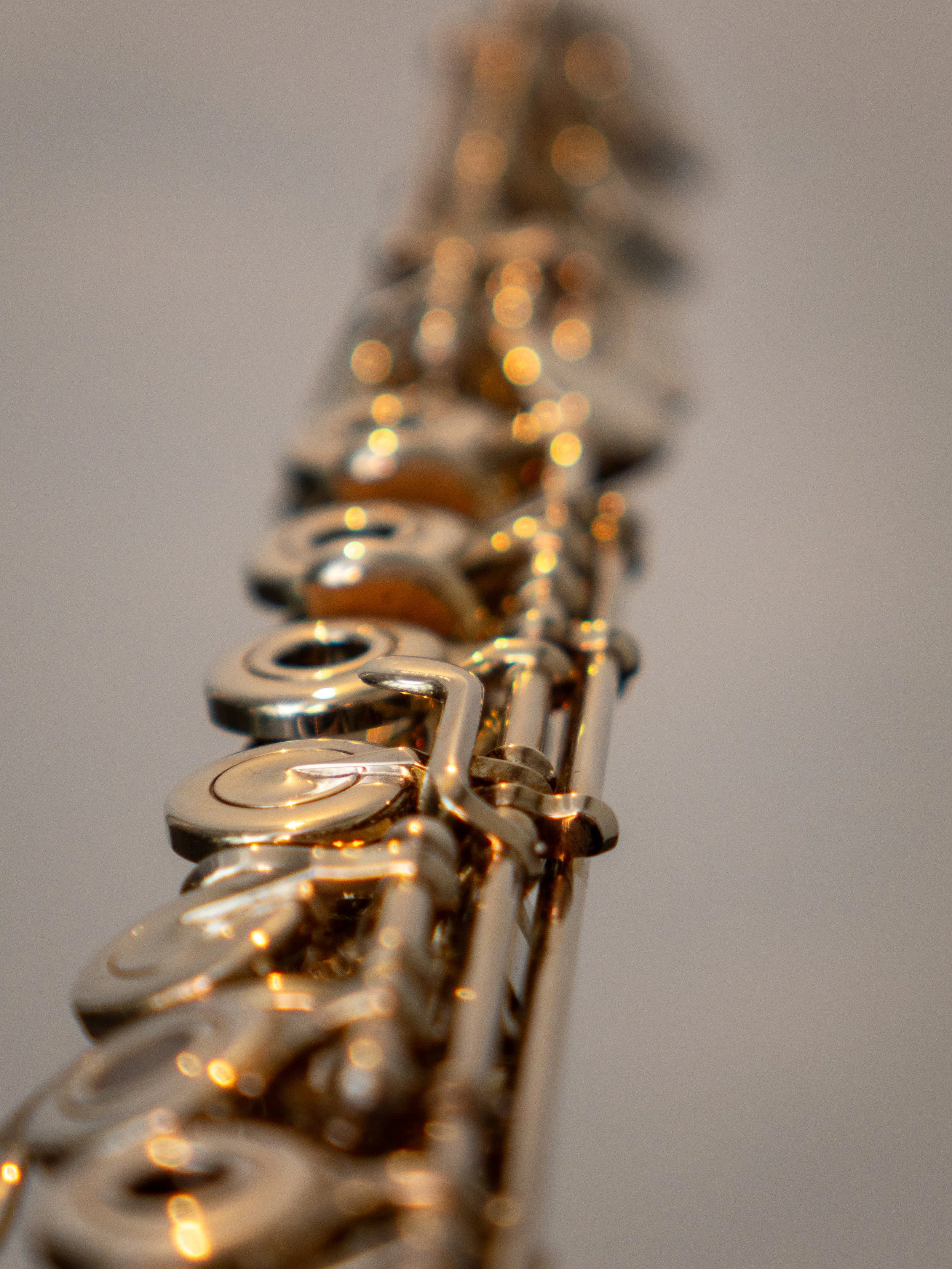 Nahaufnahme einer Querflöte mit Fokus auf die Klappen und Mechanik.