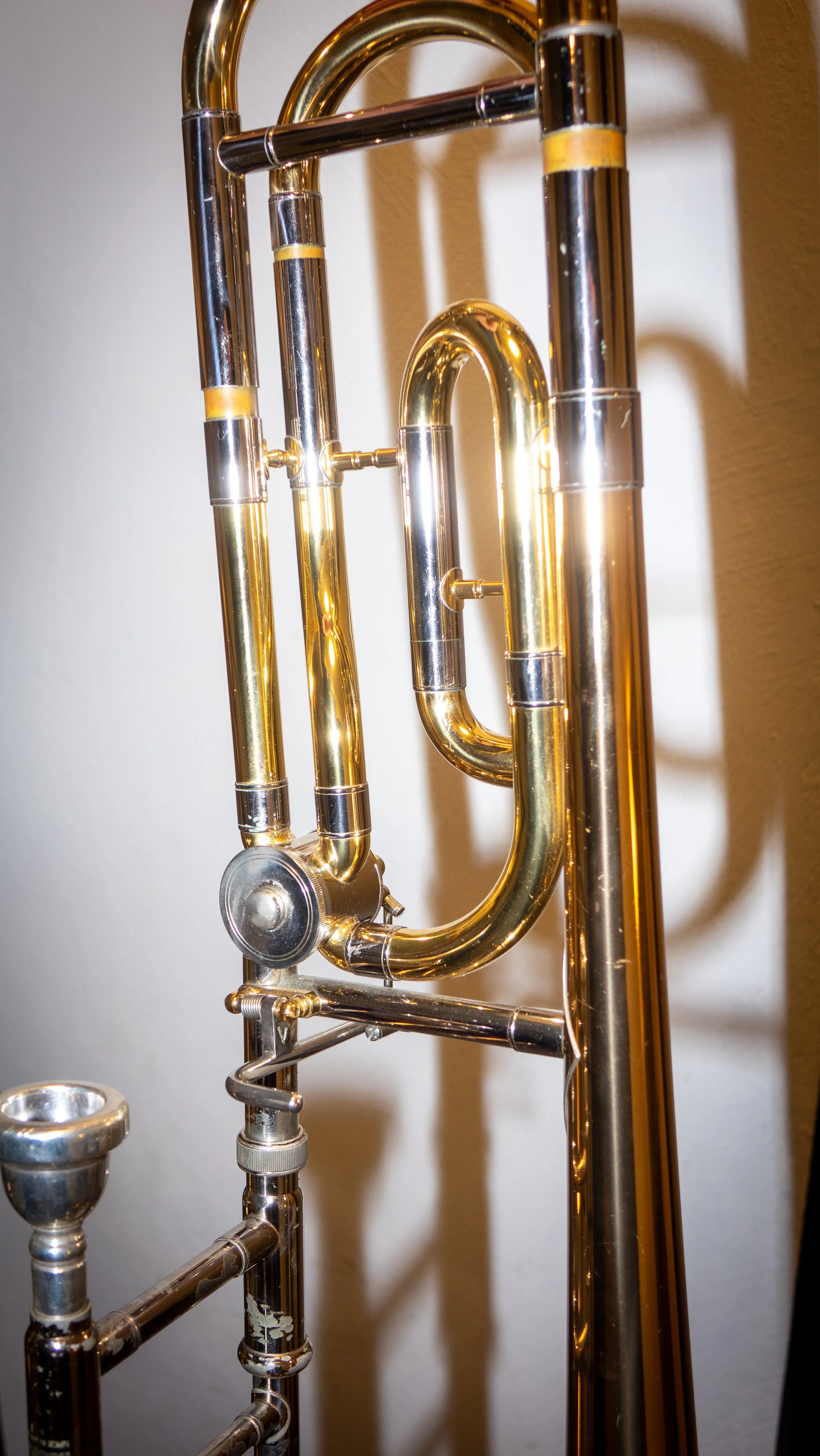 Nahaufnahme einer Posaune mit glänzender Messingoberfläche.