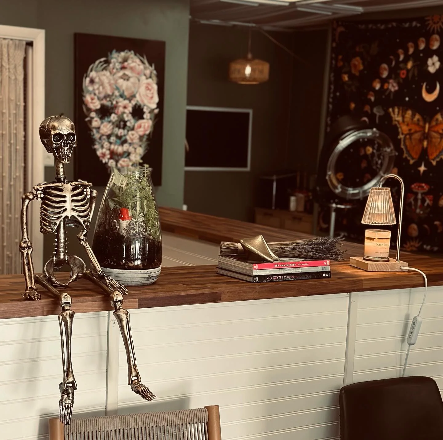 You&rsquo;ve heard of Elf on the Shelf&hellip; but at Nova Mane, it&rsquo;s Skeleton on literally EVERYTHING. 💀

He&rsquo;s been hanging out in foils, sipping coffee at the front desk, and lowkey judging your split ends.

Happy Halloween from all of