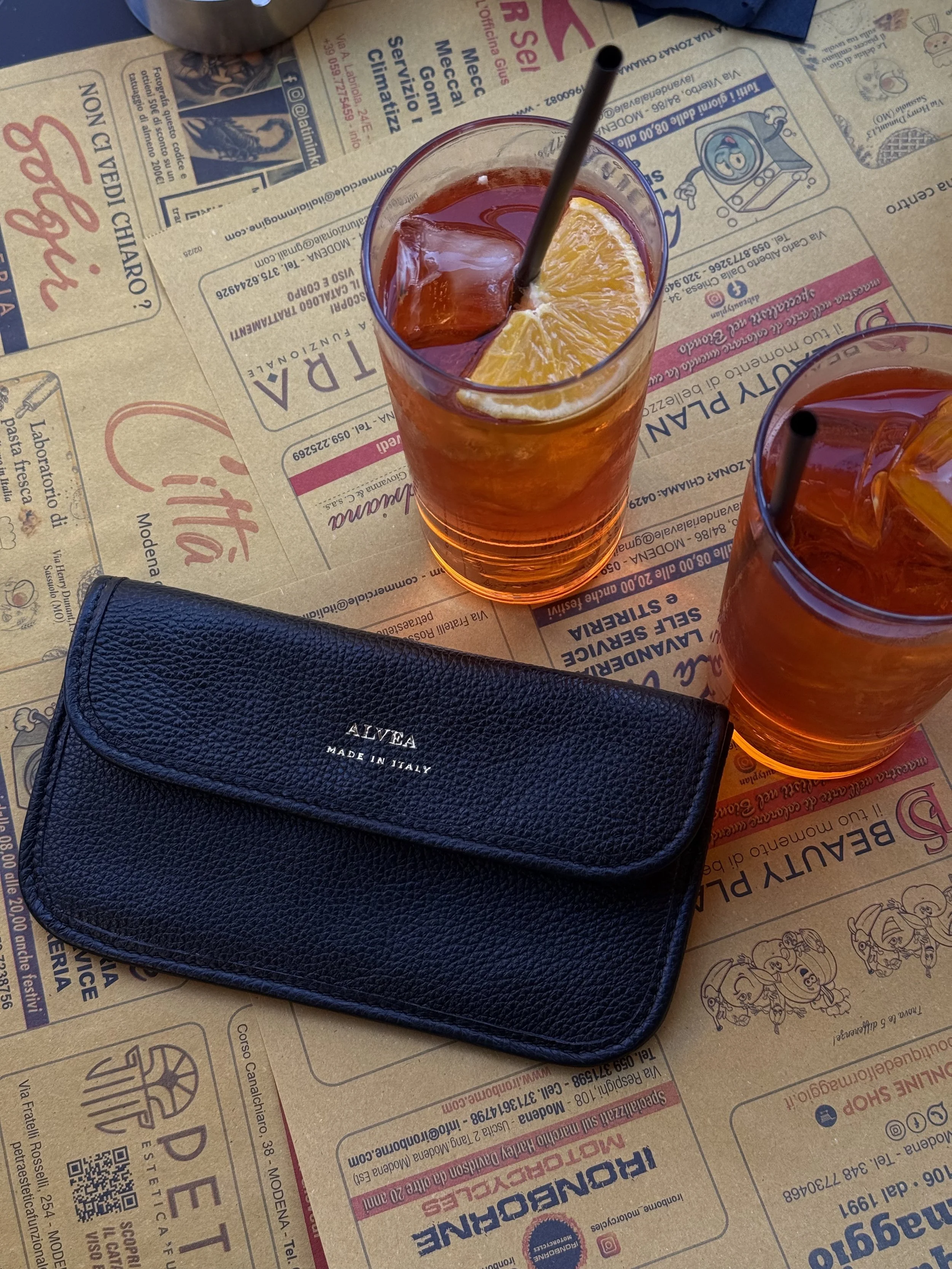 Alvea_Wallet_LG_Black_Still_04.JPG