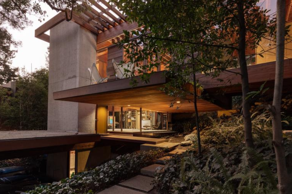 Architect Conducts Home Tour of Rustic Canyon