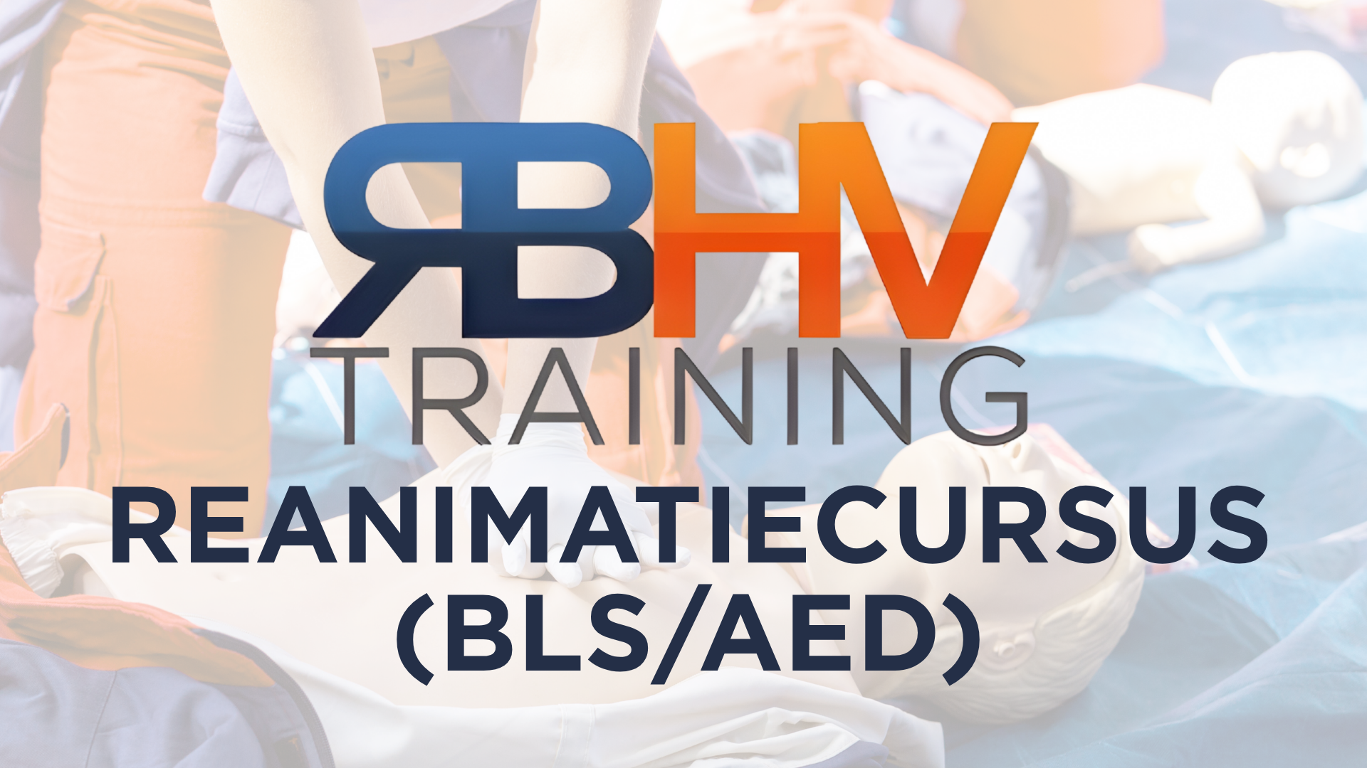 Afbeelding van een reanimatie cursus met mensen die eerste hulp toepassen, over de tekst "ABHV Training Reanimatiecursus (BLS/AED)".