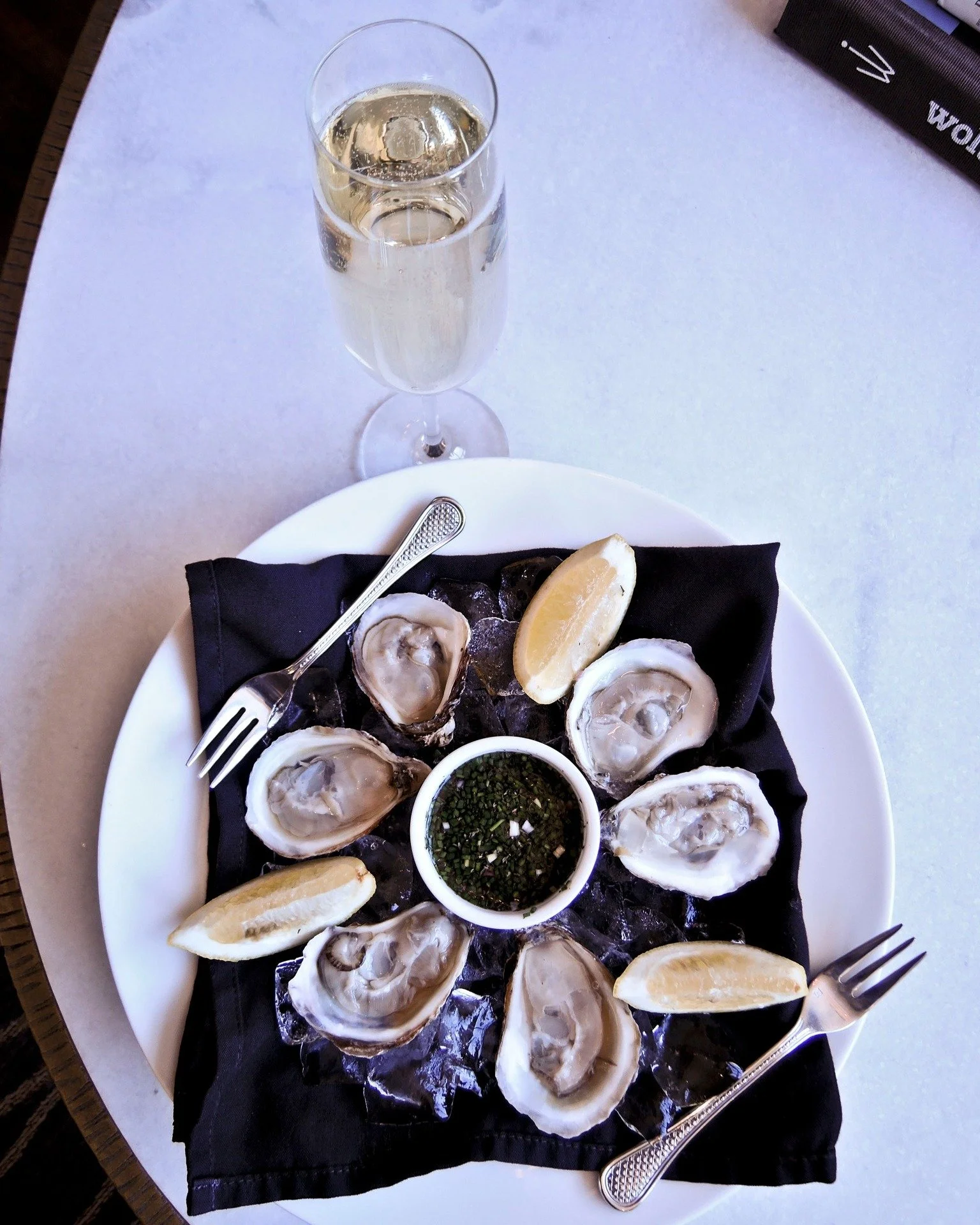 Because some pairings are just meant to be&hellip; 🥂 $1 oysters + $5 bubbly = Oyster Night perfection.
&middot;
Every Tuesday at Erie Grill! 
&middot;
&middot;
#eriegrill #eriecanal #rochesterny #rochester #roceats #tasteny #deliciousfood #foodinroc