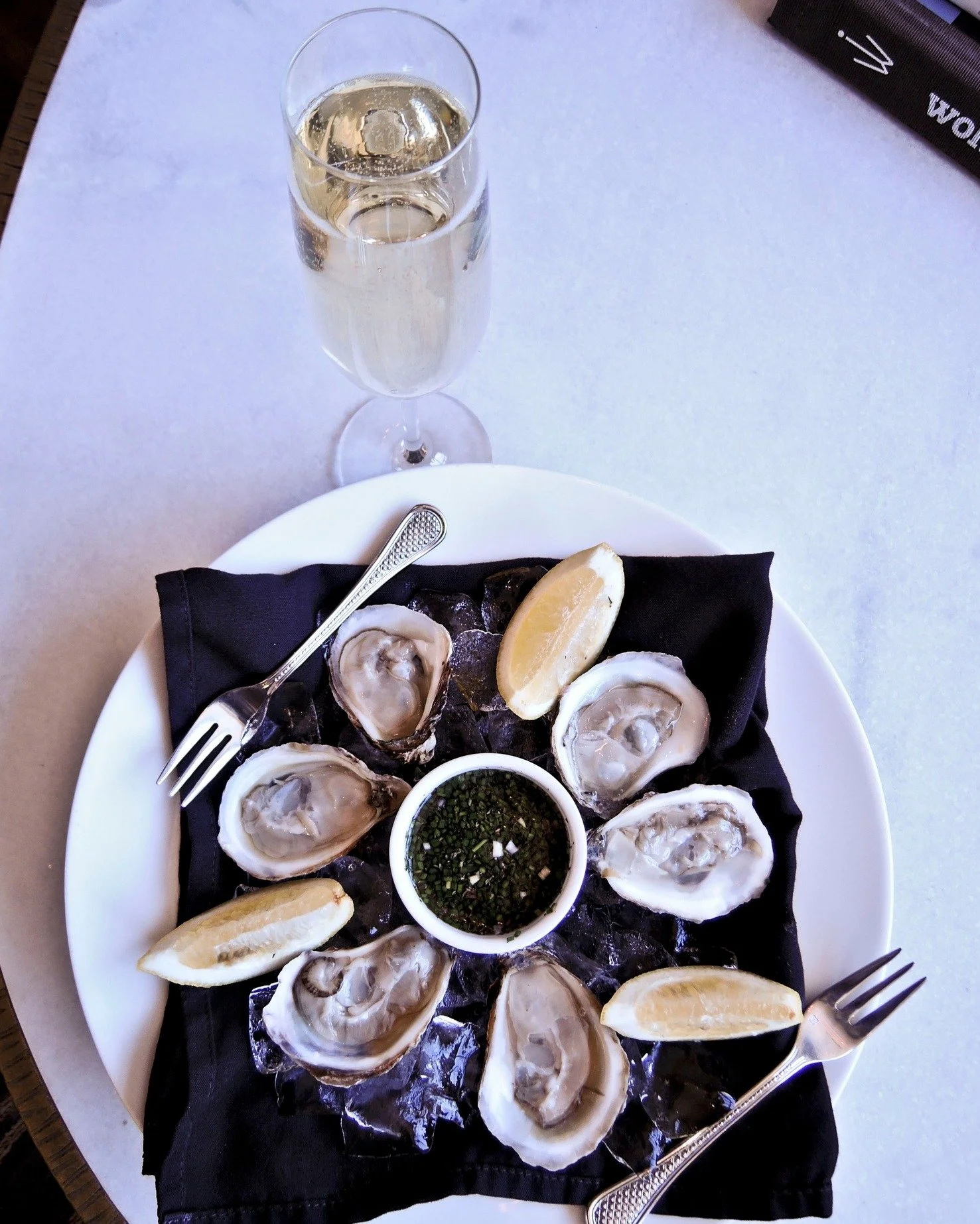 Join us for Oyster Night tonight at Erie Grill for $1 oysters and $5 glasses of bubbly! 🥂 
·
·
Every Tuesday night only at Erie Grill! 
·
#eriegrill #eriecanal #rochesterny #rochester #roceats #tasteny #deliciousfood #foodinroc