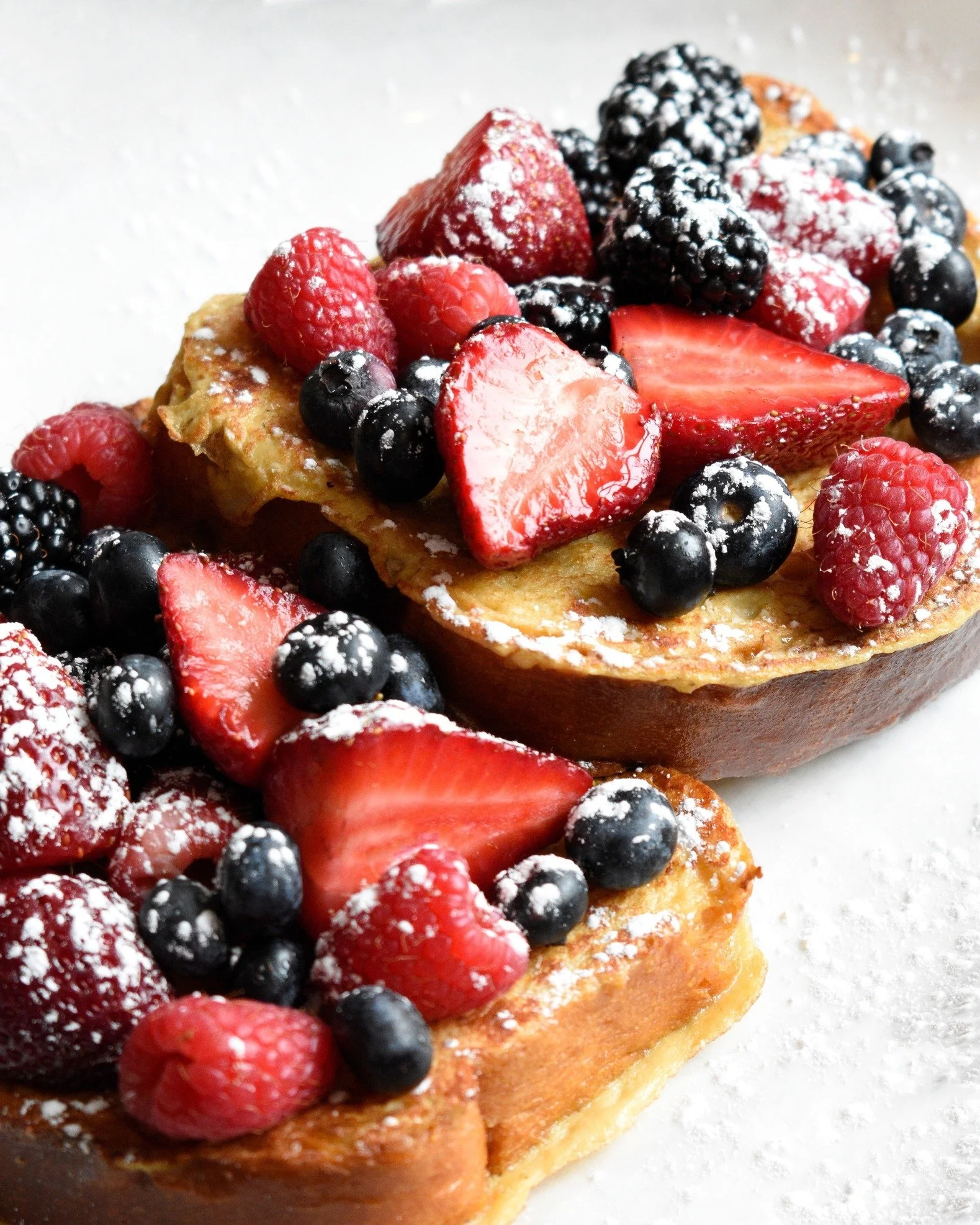 Brioche French Toast topped with fresh berries and New York maple syrup&mdash;your perfect breakfast indulgence. 🥞
&middot;
&middot;
👉 Join us for breakfast at Erie Grill.
&middot;
#eriegrill #eriecanal #rochesterny #rochester #roceats #tasteny #de