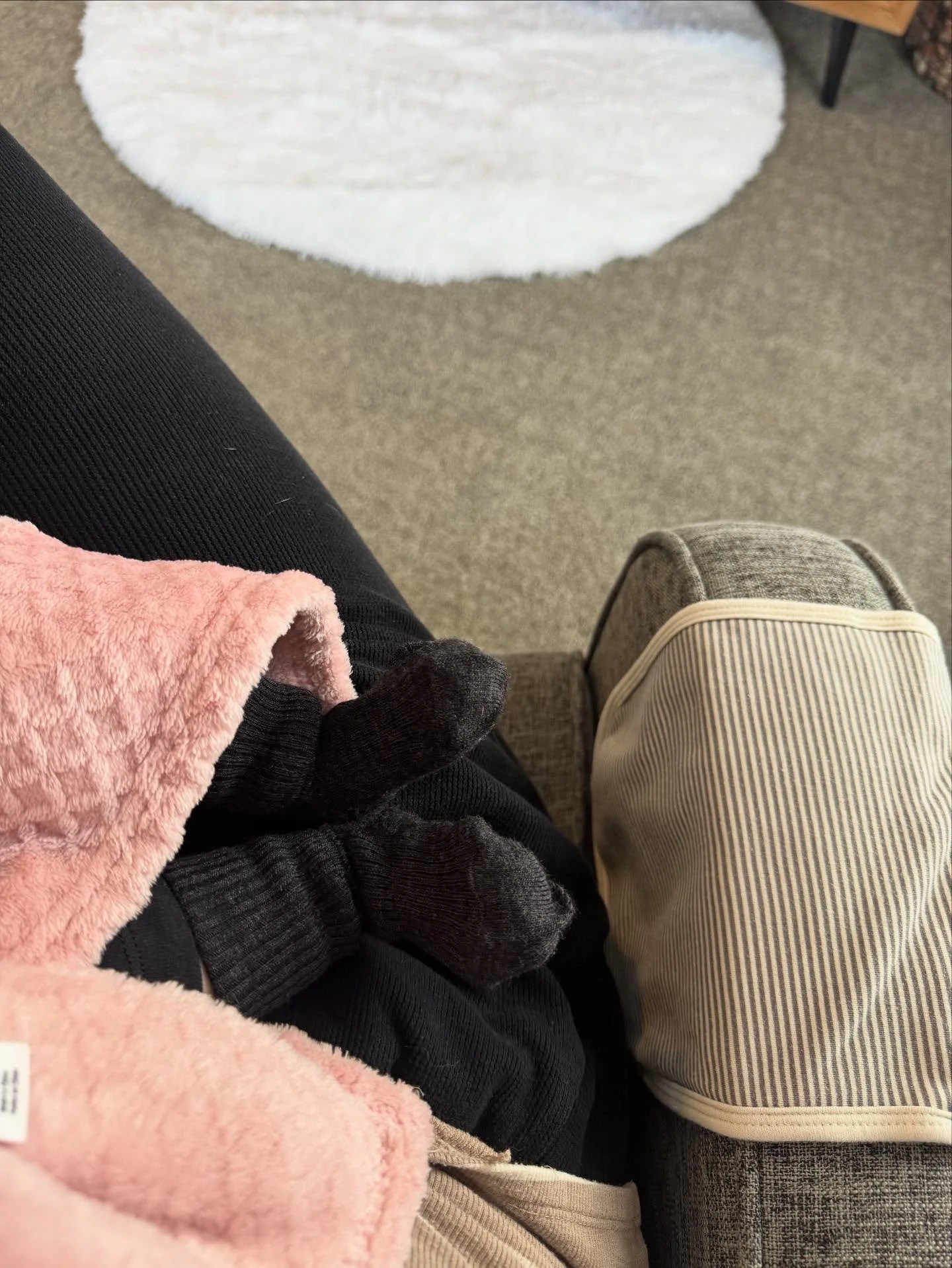 Baby snuggles so mom can have two  hands to cross some projects off her list!👏🏻

I have postpartum visits in my birth doula package and love to serve you however you need postpartum. 

First one we usually process, chat and I answer your initial qu