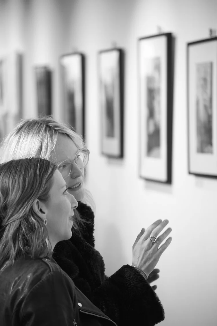 Visiteuses devant les œuvres exposées, galerie Kiff & Marais