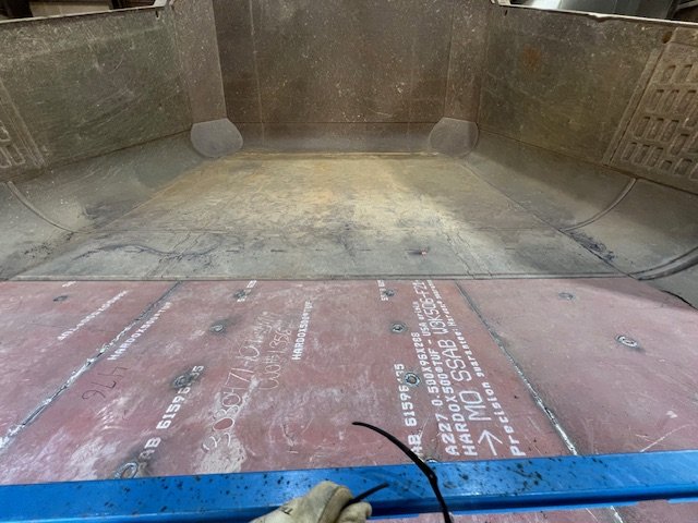 The smooth transition will not snag material and will allow complete unloading