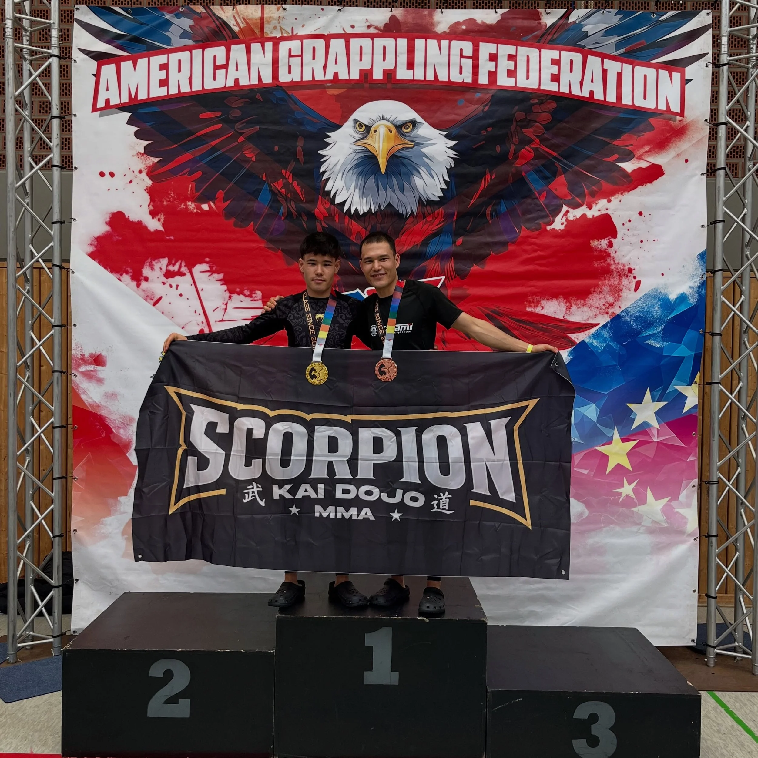 Gold und Bronze nach nur 4 Wochen Grappling-Training! 🥇🥉

Als MMA-Gym haben unsere K&auml;mpfer beim AGF D&uuml;sseldorf Open 2026 gezeigt, was mit gezieltem Training, Disziplin und Teamgeist nach so kurzer Trainingszeit m&ouml;glich ist.

Wir sind