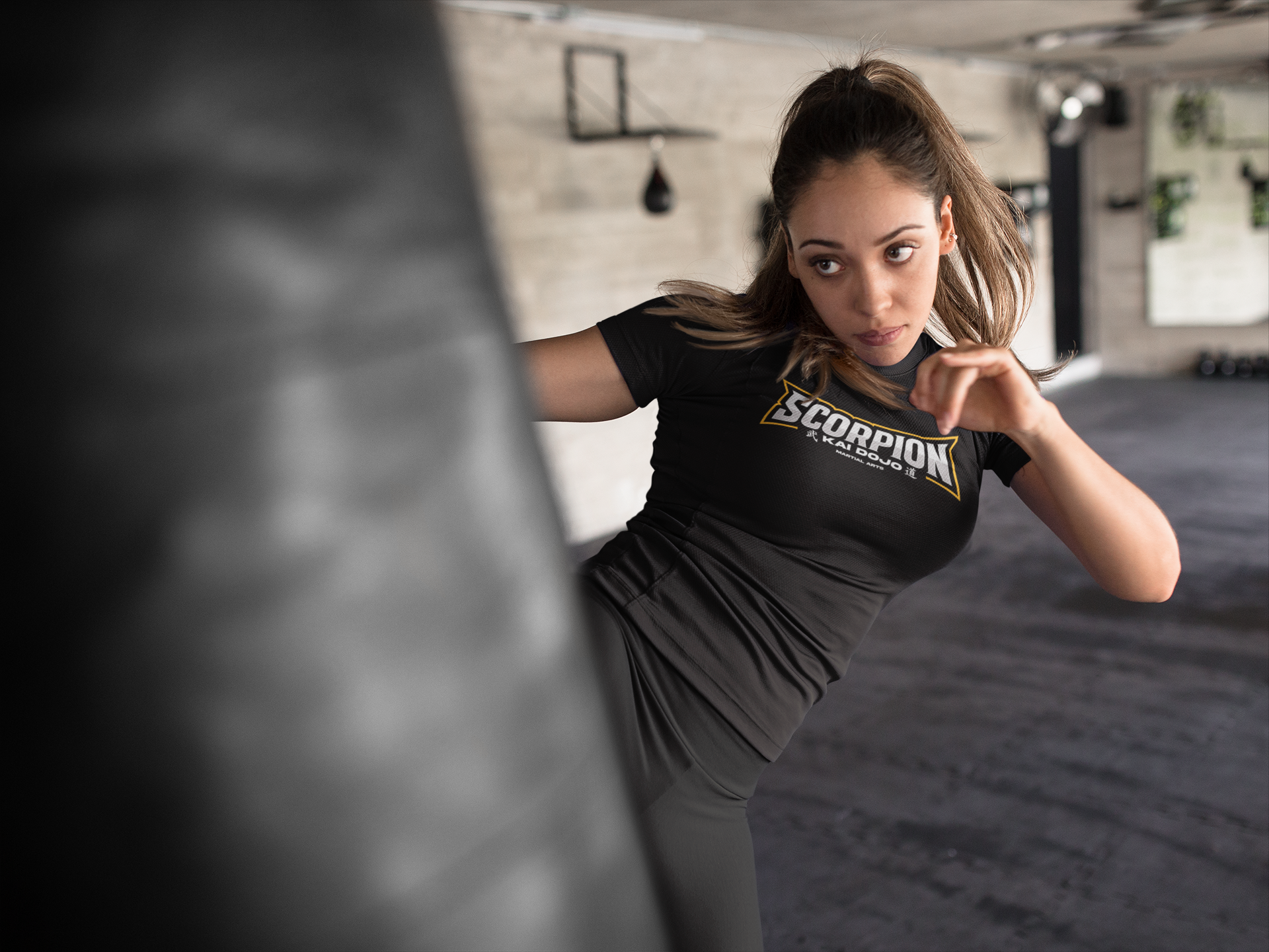 Frau trainiert in einem Fitnessstudio mit einem Boxsack
