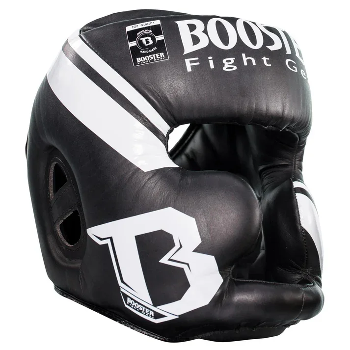 Schwarmer und weißer Boxhelm mit Branding, Logo und Belüftungsöffnungen.