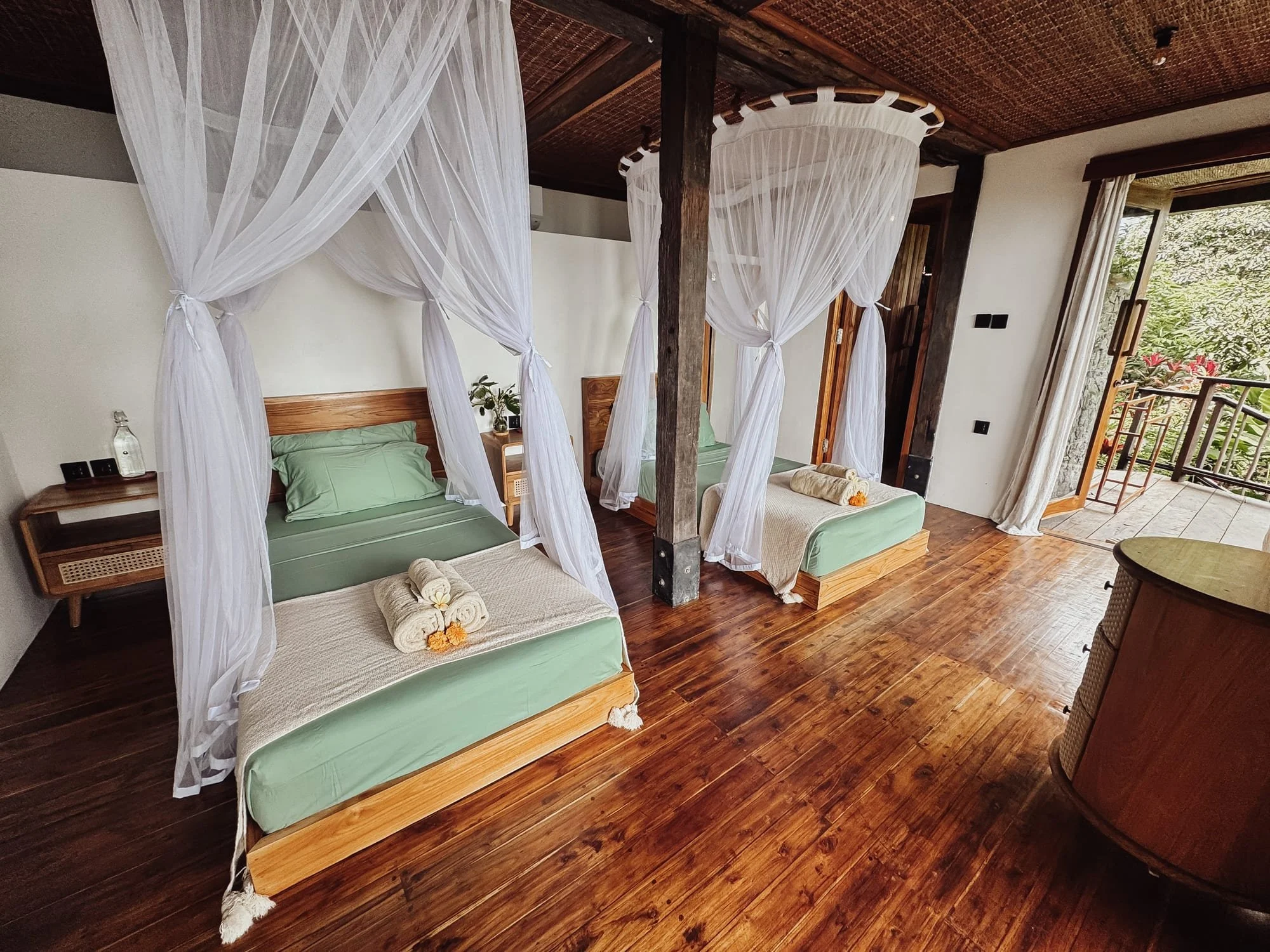 villa-studio-west-twin-beds-green-linens-towels-deck-view.jpg
