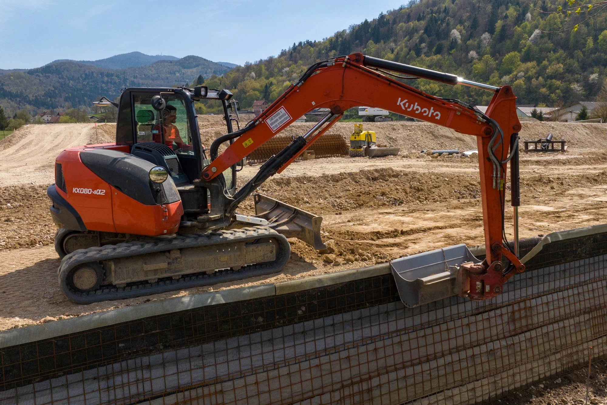 Gradnja armirana brežina, ekoškarpa, ermirana zemljina, zele brežine, bager Kubota kx 251 alpha 8tr, izkop