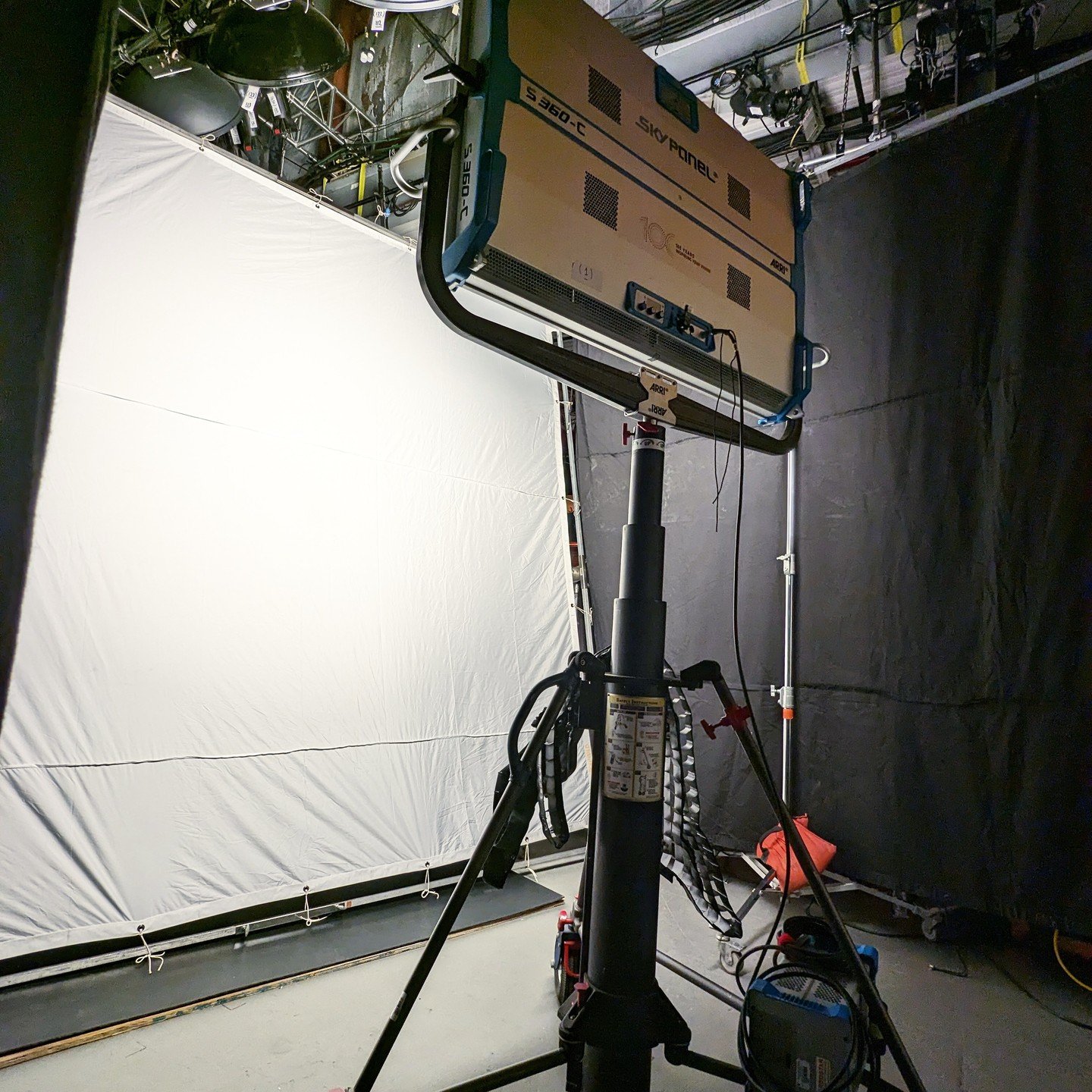 Skypanel S360 + 12x12 Magic Cloth = 🔥
Had a fun time gripping on this set. We were lighting a 3 person interview and this key light setup really did the trick. Always fun when we can pull the big guns out.