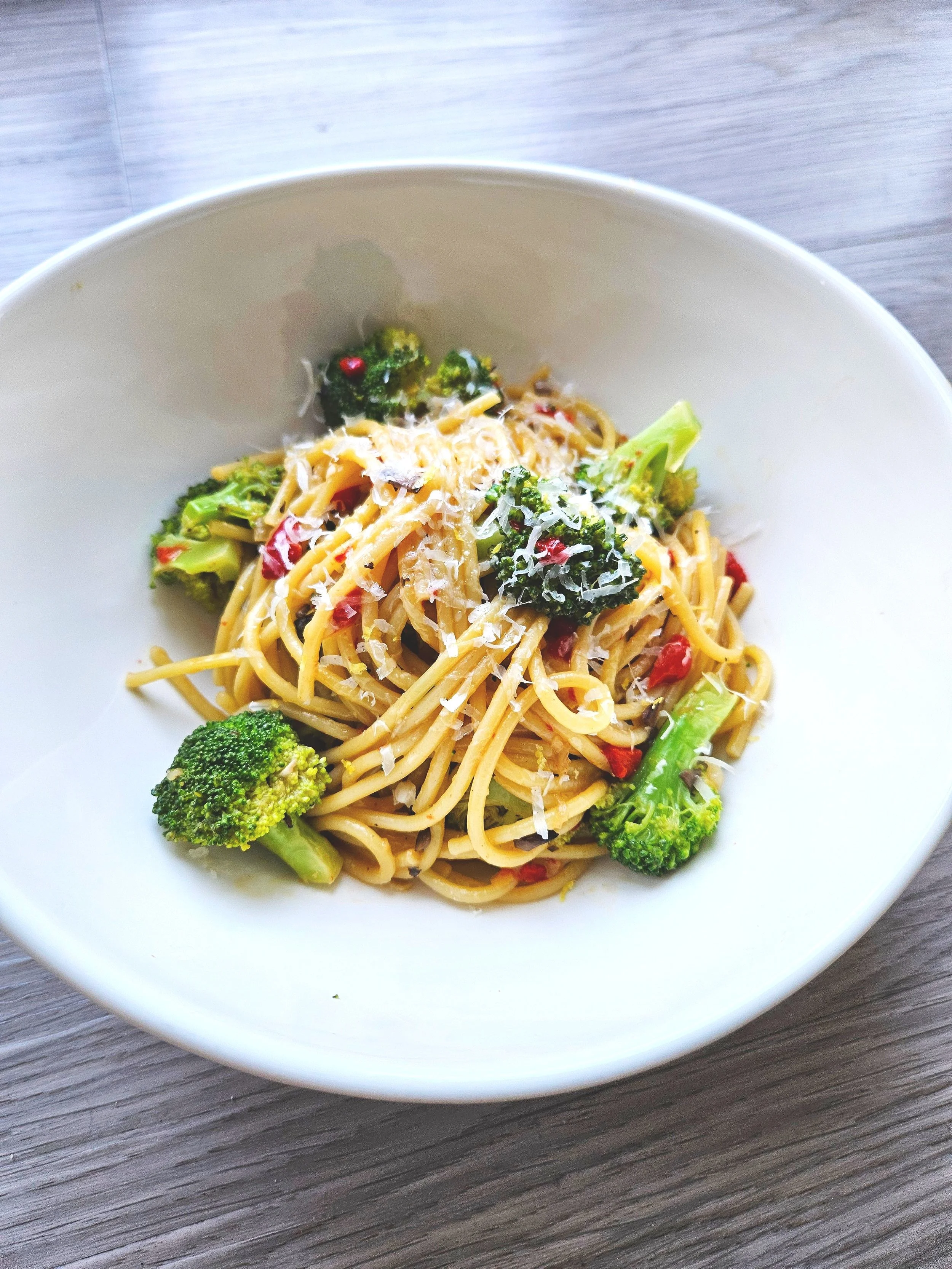 Lemon Mushroom Broccoli and Roasted Red Pepper Linguine (Vegan)
