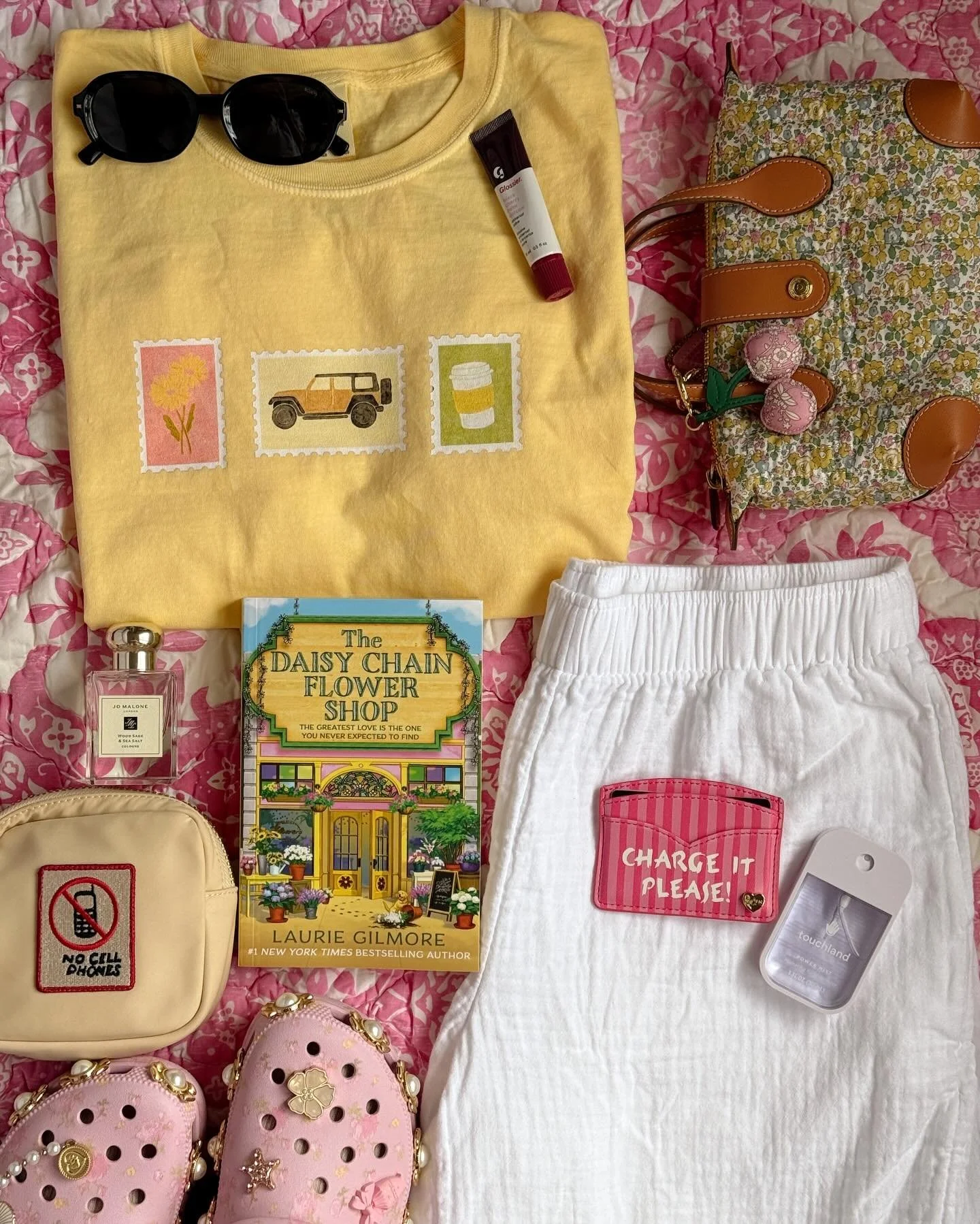spring coffee run essentials 💞💌

Our flirty cropped version of our spring/summer stamp is perfect for your next coffee/bookstore/picnic/soaking up the sun outing! Now available in our shop 💛🌸☕️💌