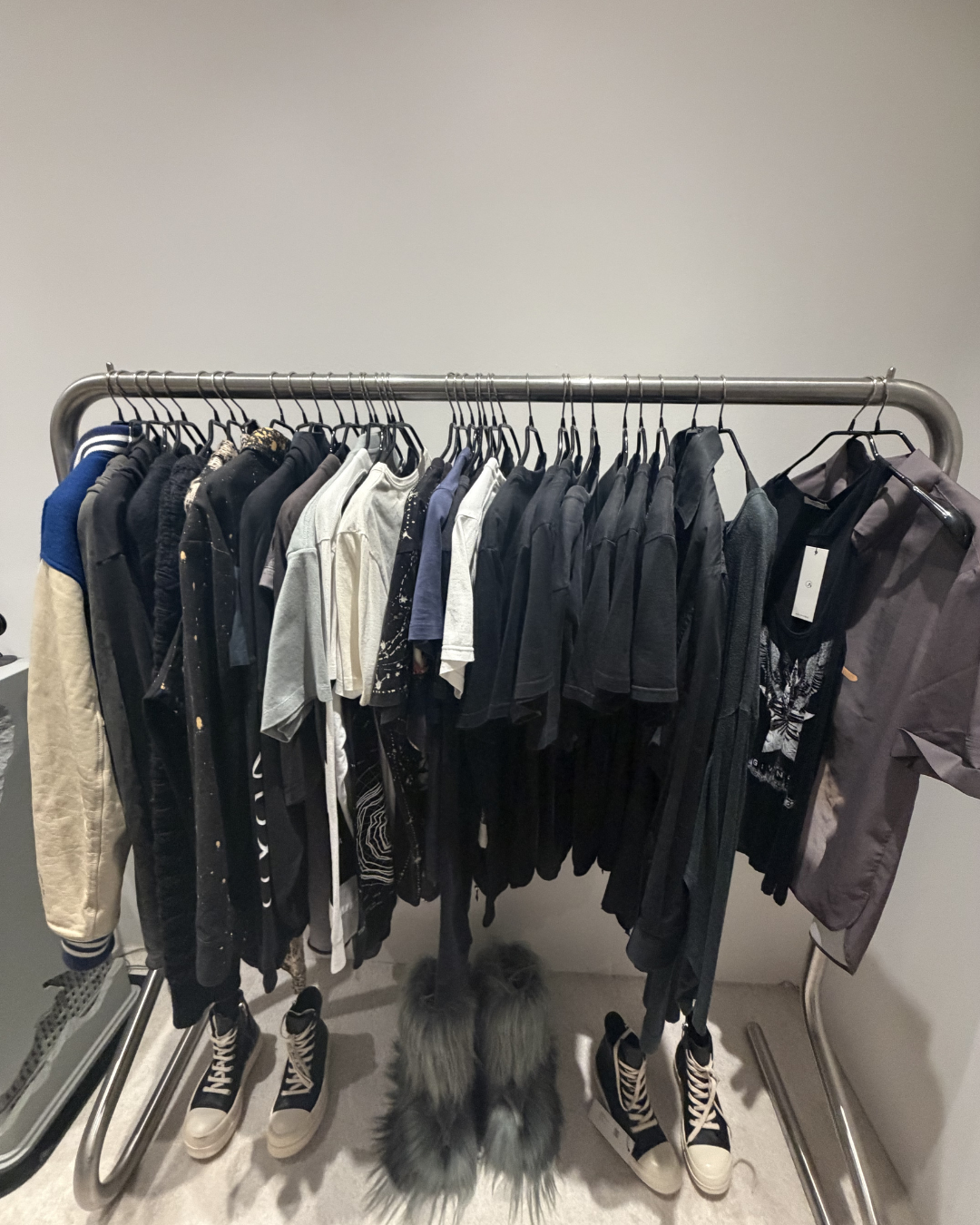 middle room clothing.png