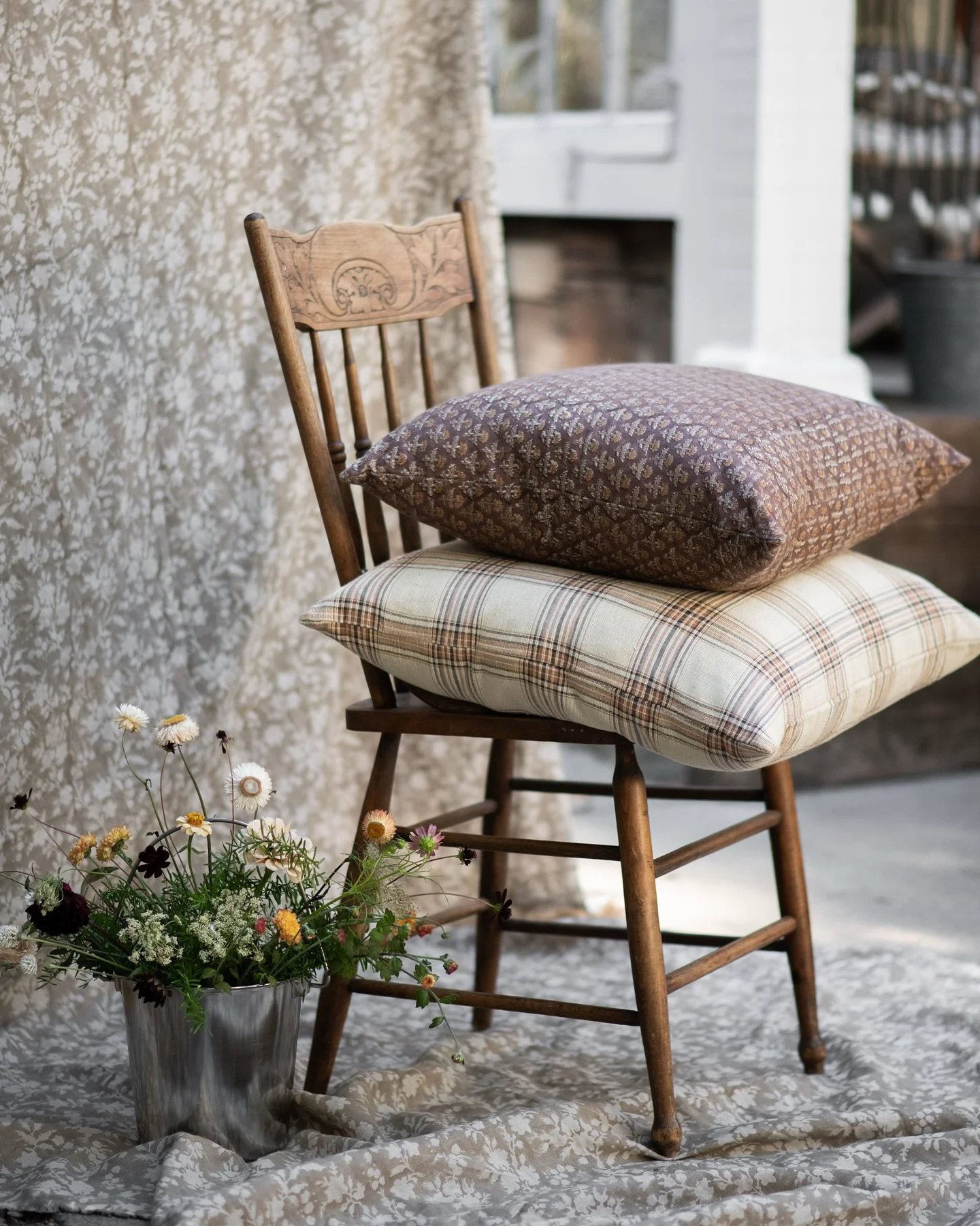 So much creativity &amp; so many beautiful pillows at this shoot with @ginger.sparrow.

Assistants &amp; Styling:
@laurenlizparker 
@heydaniellebroadus 
@colettemiller 

#productphotography #stylingbeautifulhome #interiorphotographer