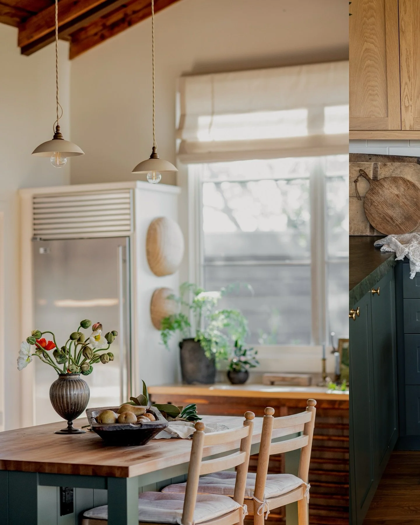 What could be better than a bright, cozy cottage kitchen nestled into the Berkeley Hills? 

It was such a pleasure to collaborate with Brodie from @enchantedberkeley to capture what she created for the homeowners of this midcentury home. 

Photograph