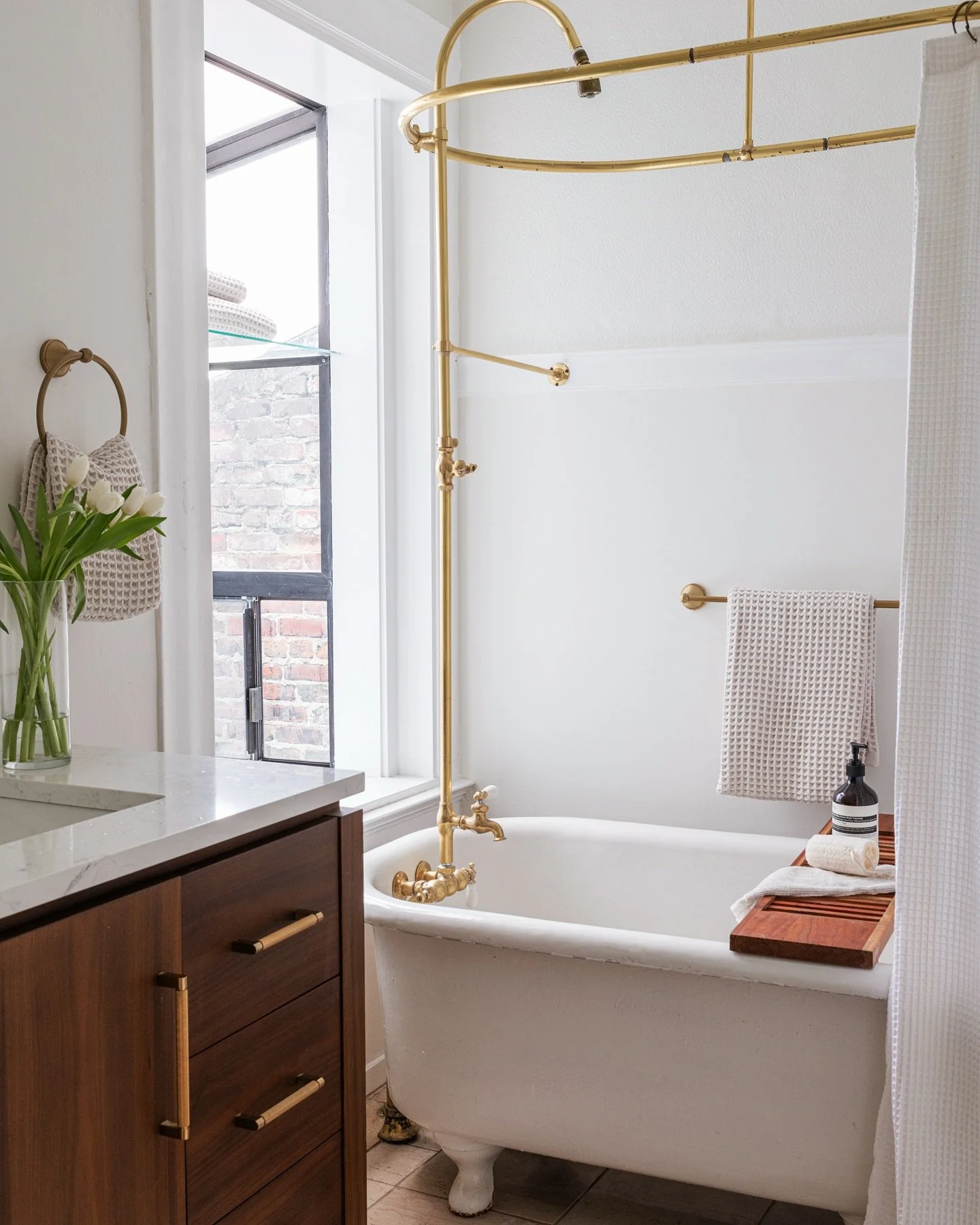 Oh, San Francisco &hellip; 🤍. She&rsquo;s got that certain charm that&rsquo;s unlike any other.

Design: @maverick_design 
Staging: @nicoleschickcreative @emilyyyborges @sara_por 

#sanfranciscointeriors #interiorphotographer
