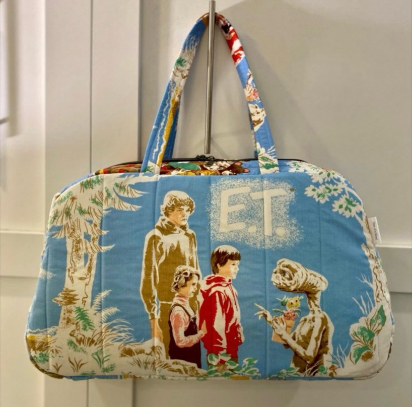 2 More Upcycled Travel Bags! can&rsquo;t keep these instock for very long. #retrotravelbag #thelittlemermaid #etmovie #upcycledbag #vintagebedsheets