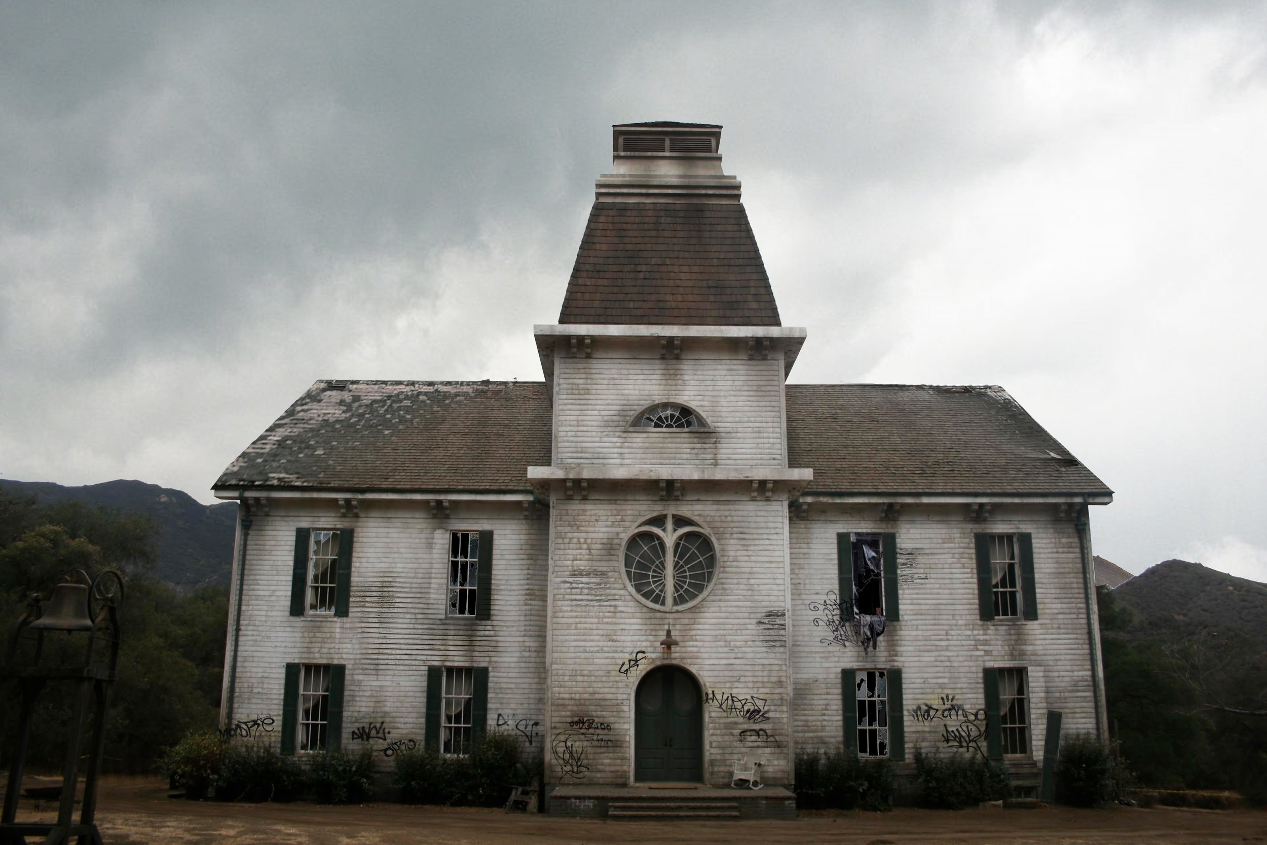 farmhouse_ext_abandoned3.jpg