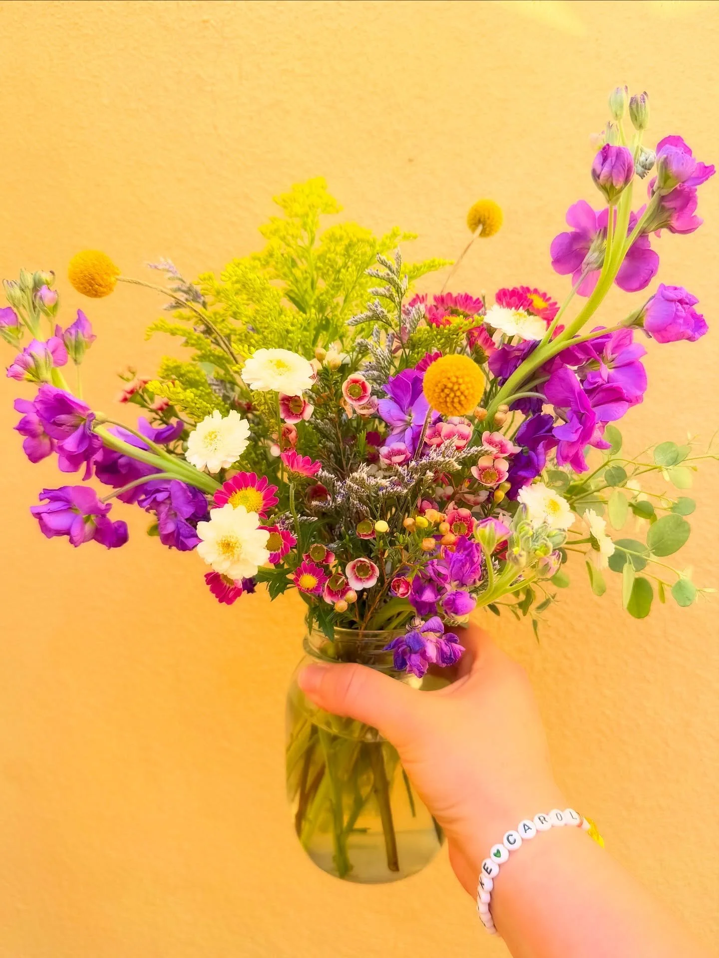 A thoughtful note and delicate flowers are really my love languages. 🥹💌 💐So grateful for friends like @jessieonthecoast and @mlanthony87 (and of course, Jack 👶🏼 and Spike 🐶) who know how to lift my spirits with both. How gorgeous is this bouque