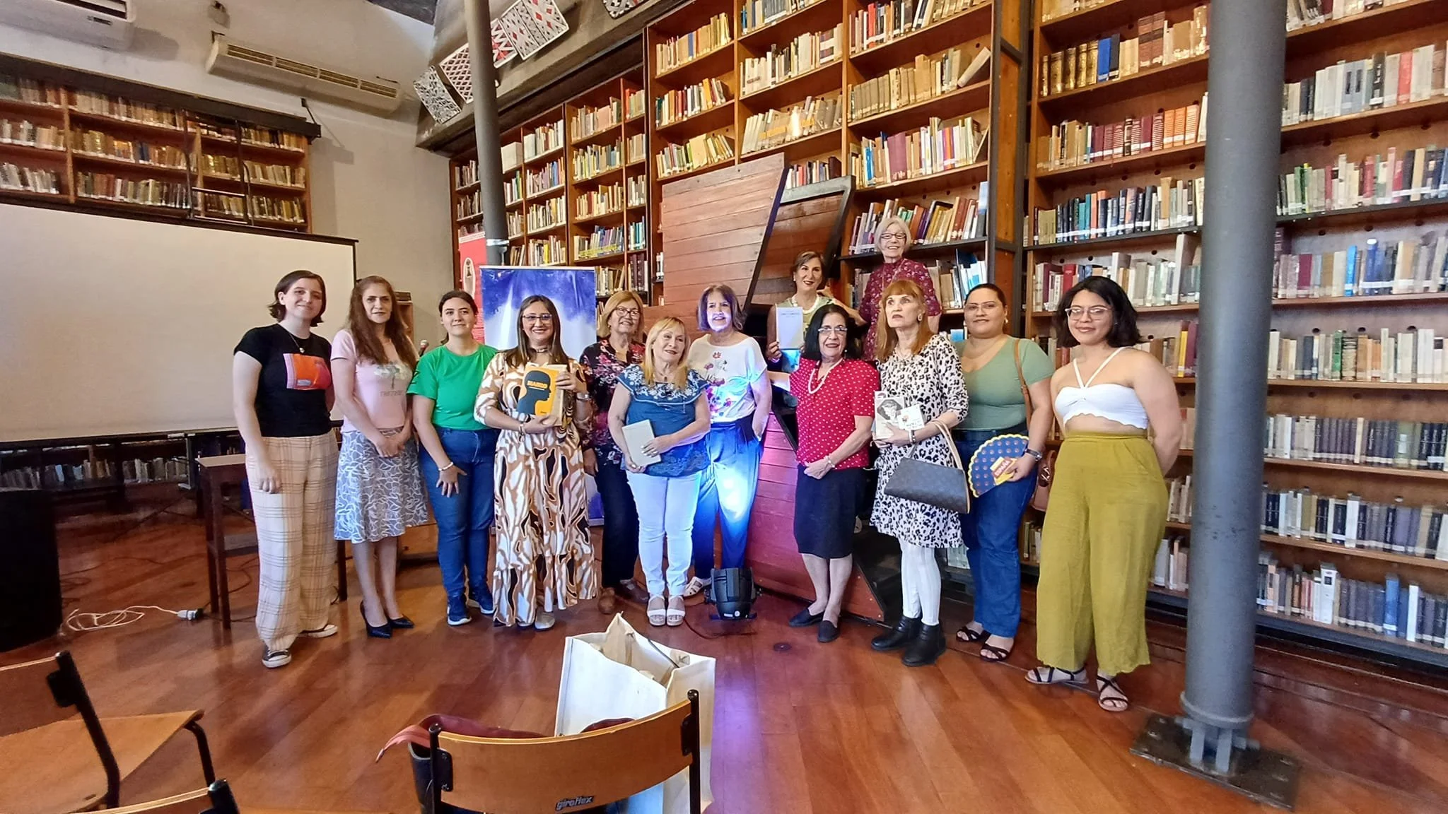 Lectura de poemas en homenaje a las artistas españolas “Las Sinsombreros”