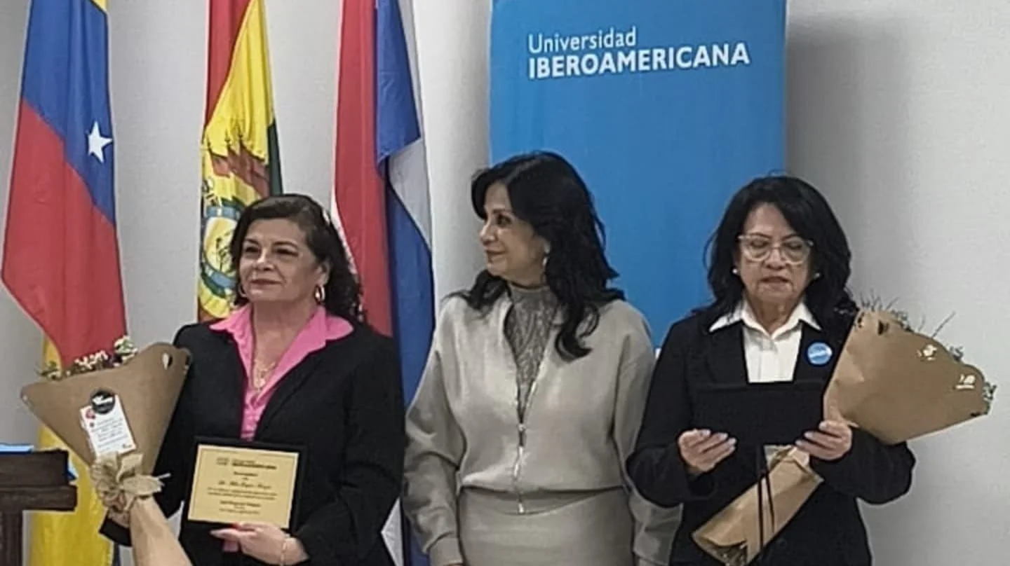La escritora Milia Gayoso recibió una distinción por parte de las autoridades             de la UNIBE