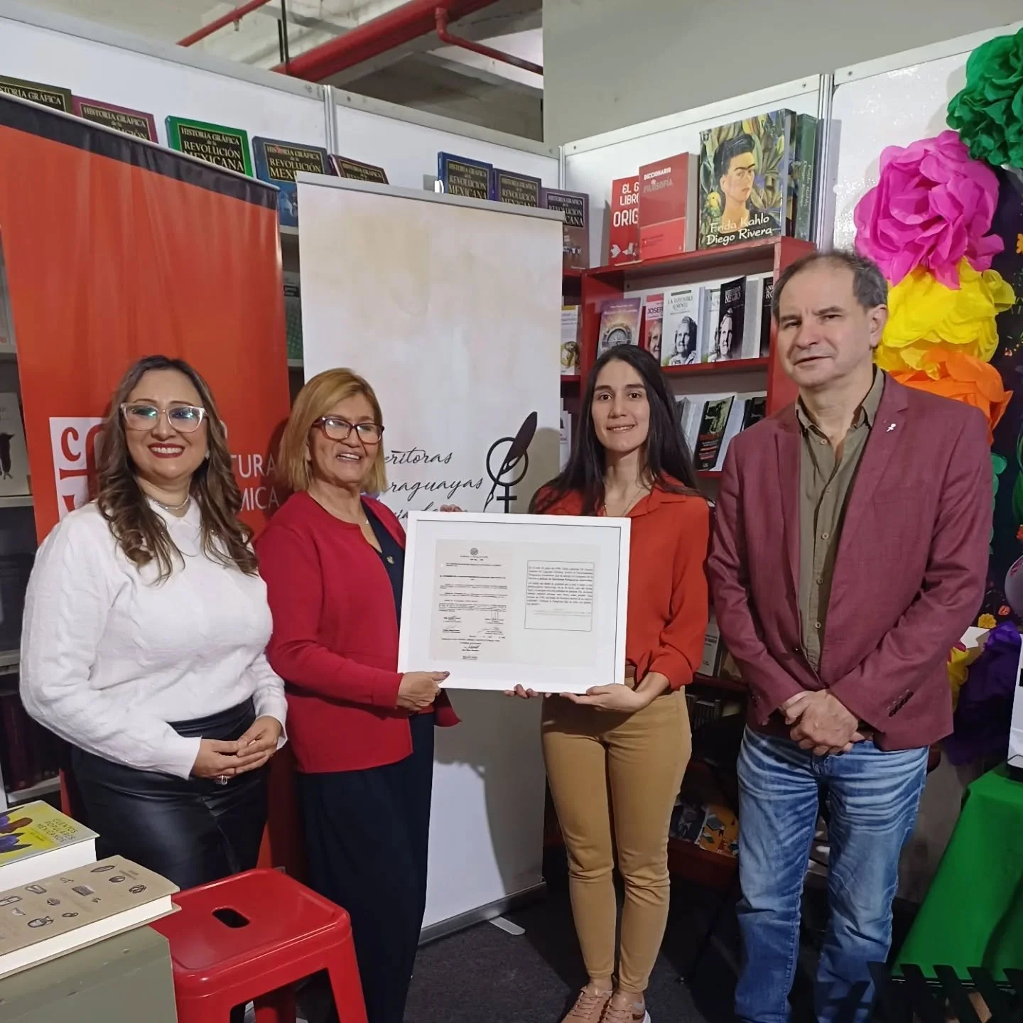 Comisión directiva firma convenio con Librería de la Paz para publicaciones 